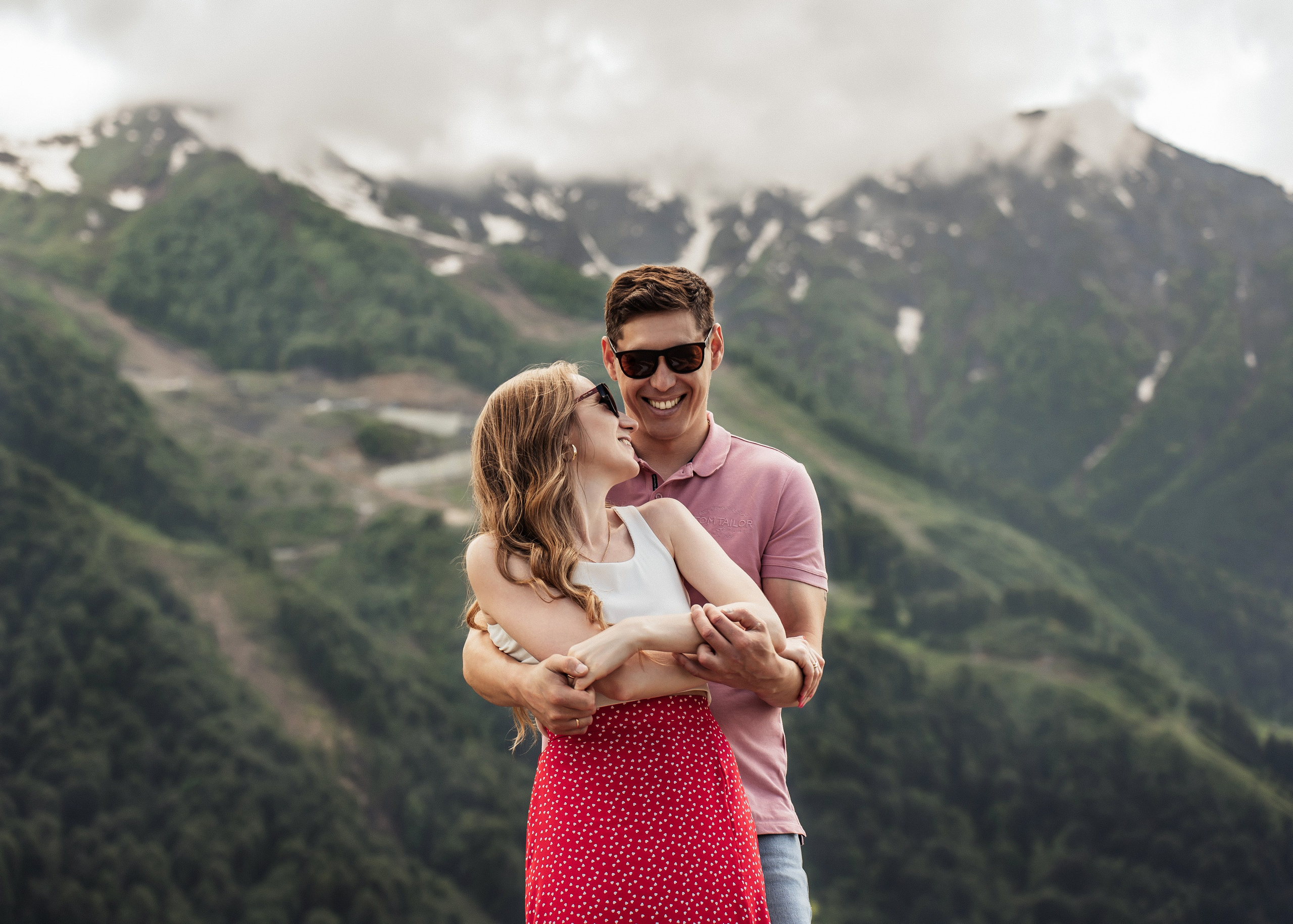 Лав стори фотосессия у моря и в горах в Сочи, Адлере и Красной Поляне. Алина Бернд — свадебный и индивидуальный фотограф в Сочи и Адлере