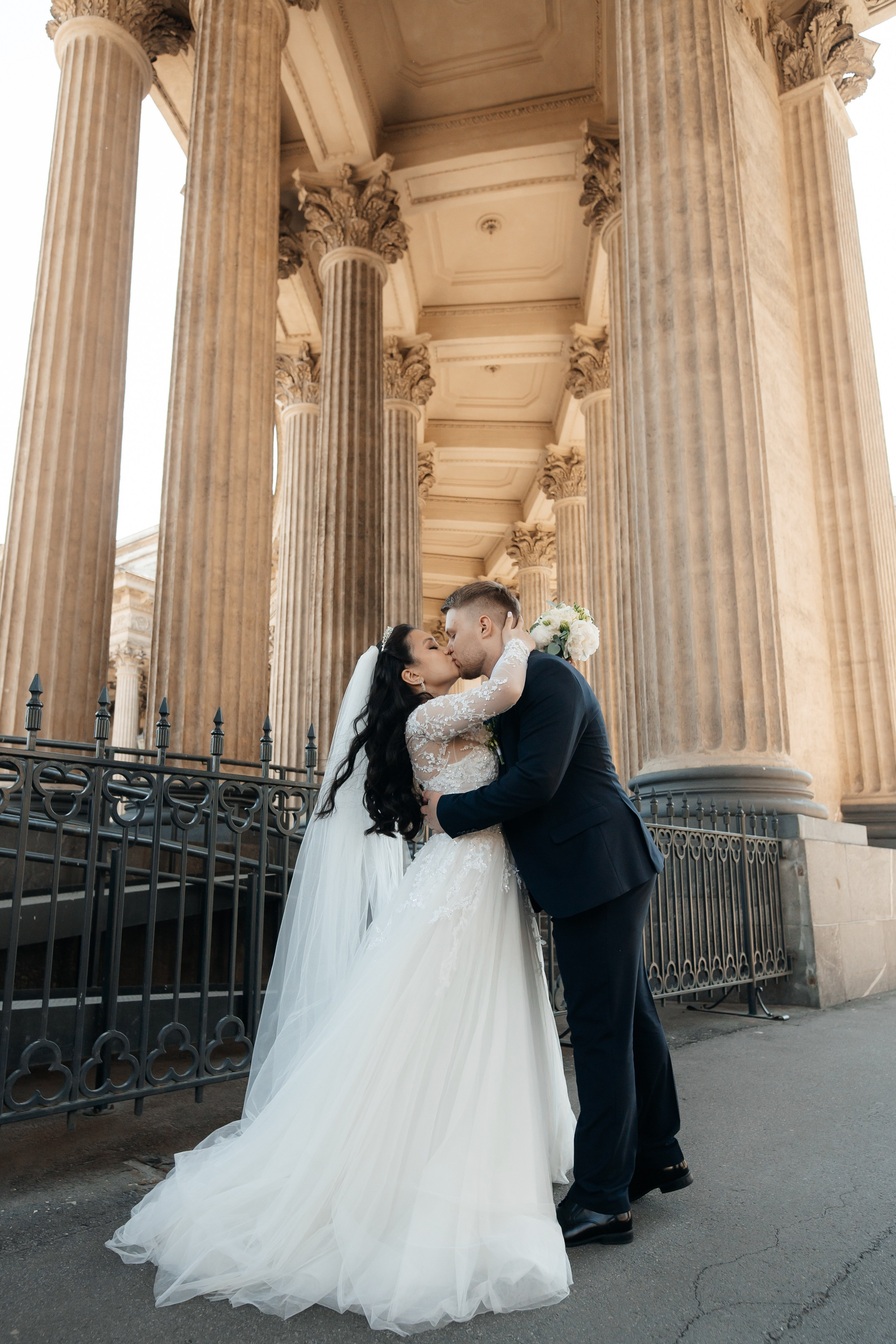 Красивые места для свадебной фотосессии летом в Санкт-Петербурге. Свадебный фотограф Александр Невский в Санкт-Петербурге