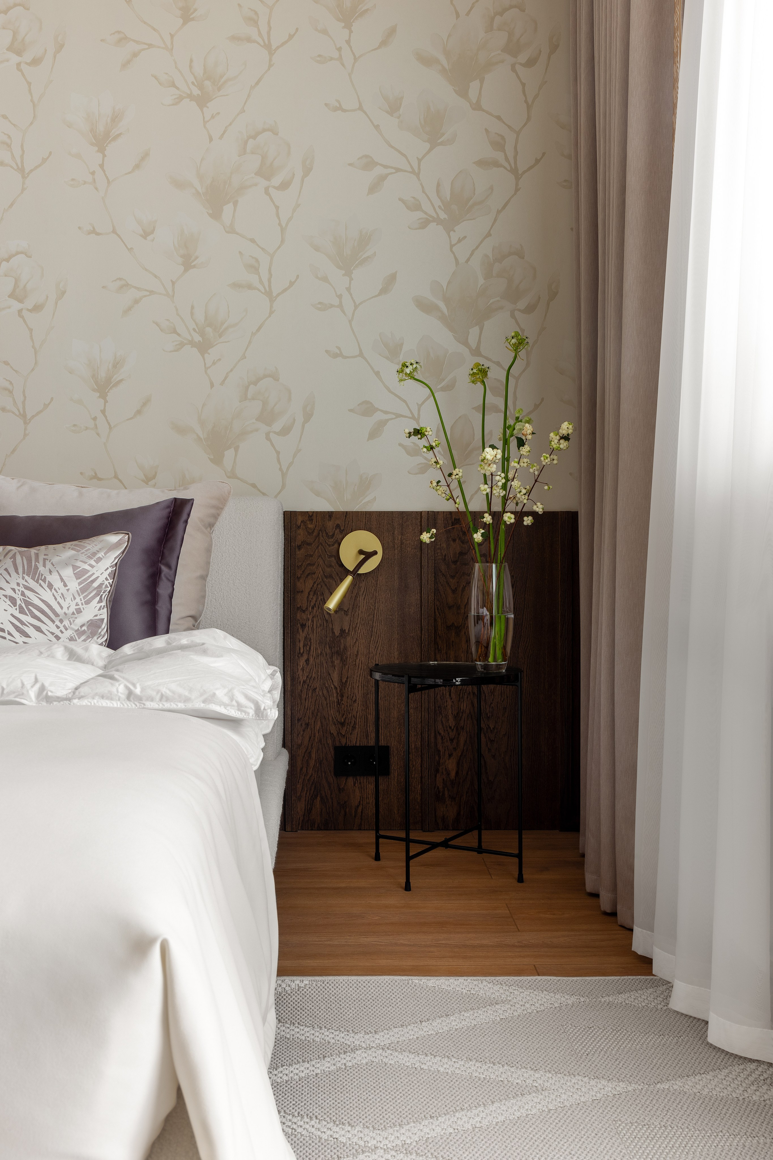 интерьер  спальни с приставным стеклянным столом и отделкой стен натуральными панелями из дерева 