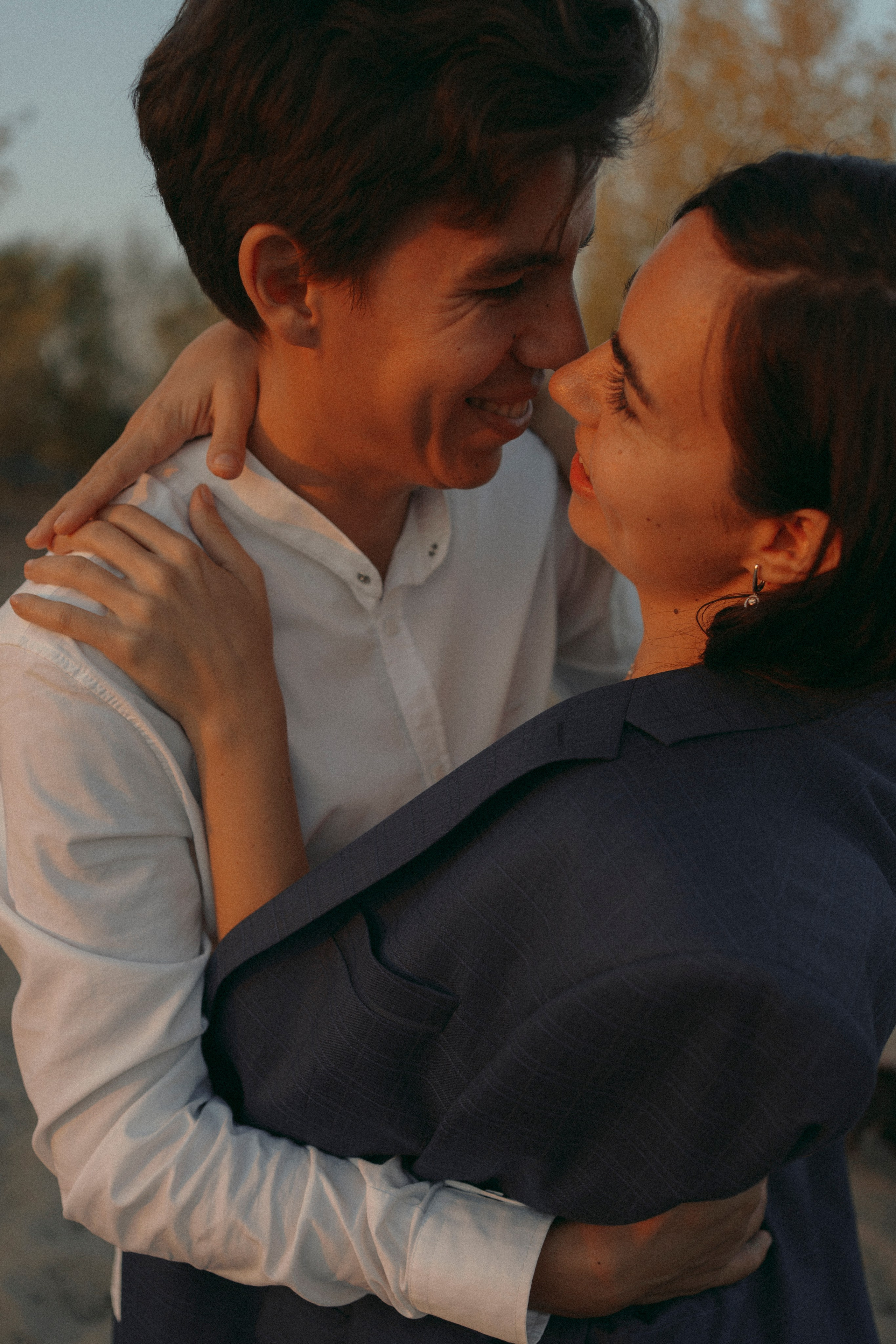 Love Story в свадебных нарядах на берегу реки. Портретный фотограф в Казани, Красной Поляне и Сочи Анна Кузнецова