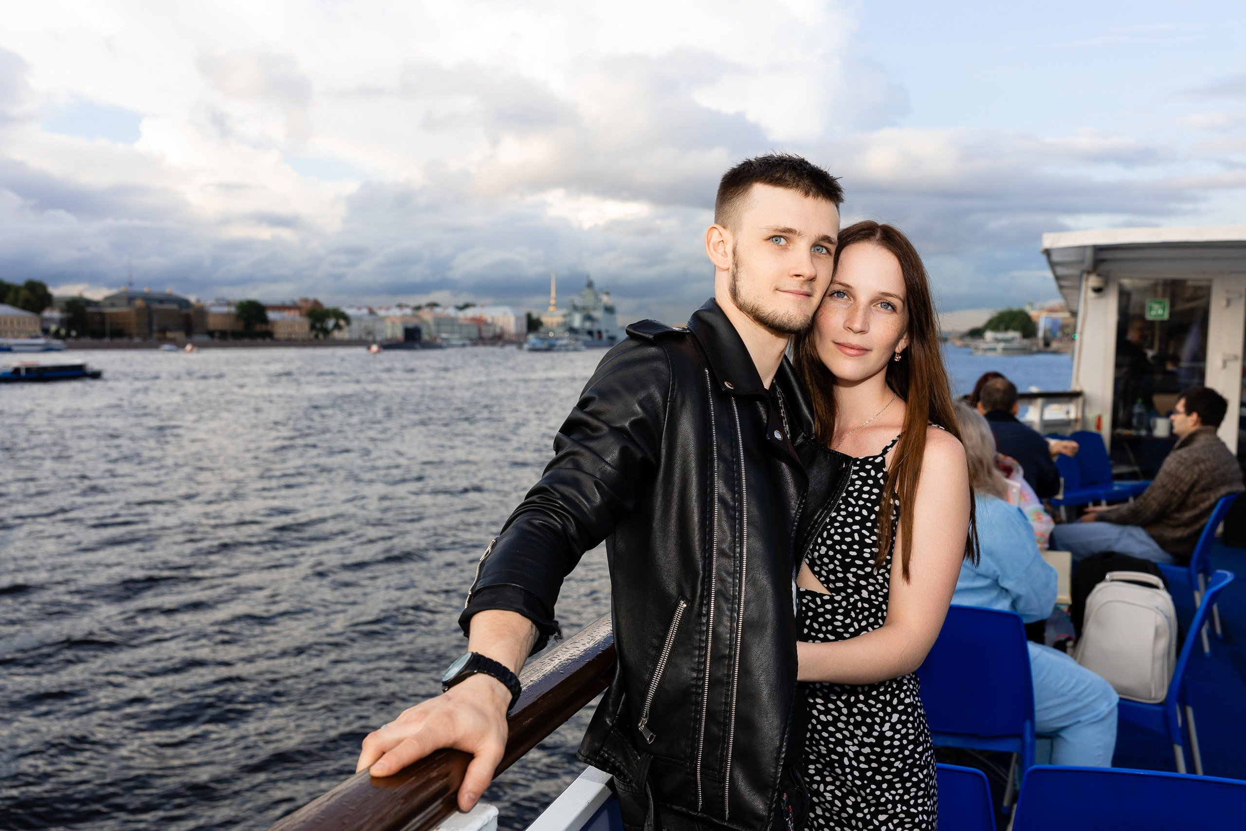 Фотография молодой пары на фоне Питера во время экскурсии на теплоходе 