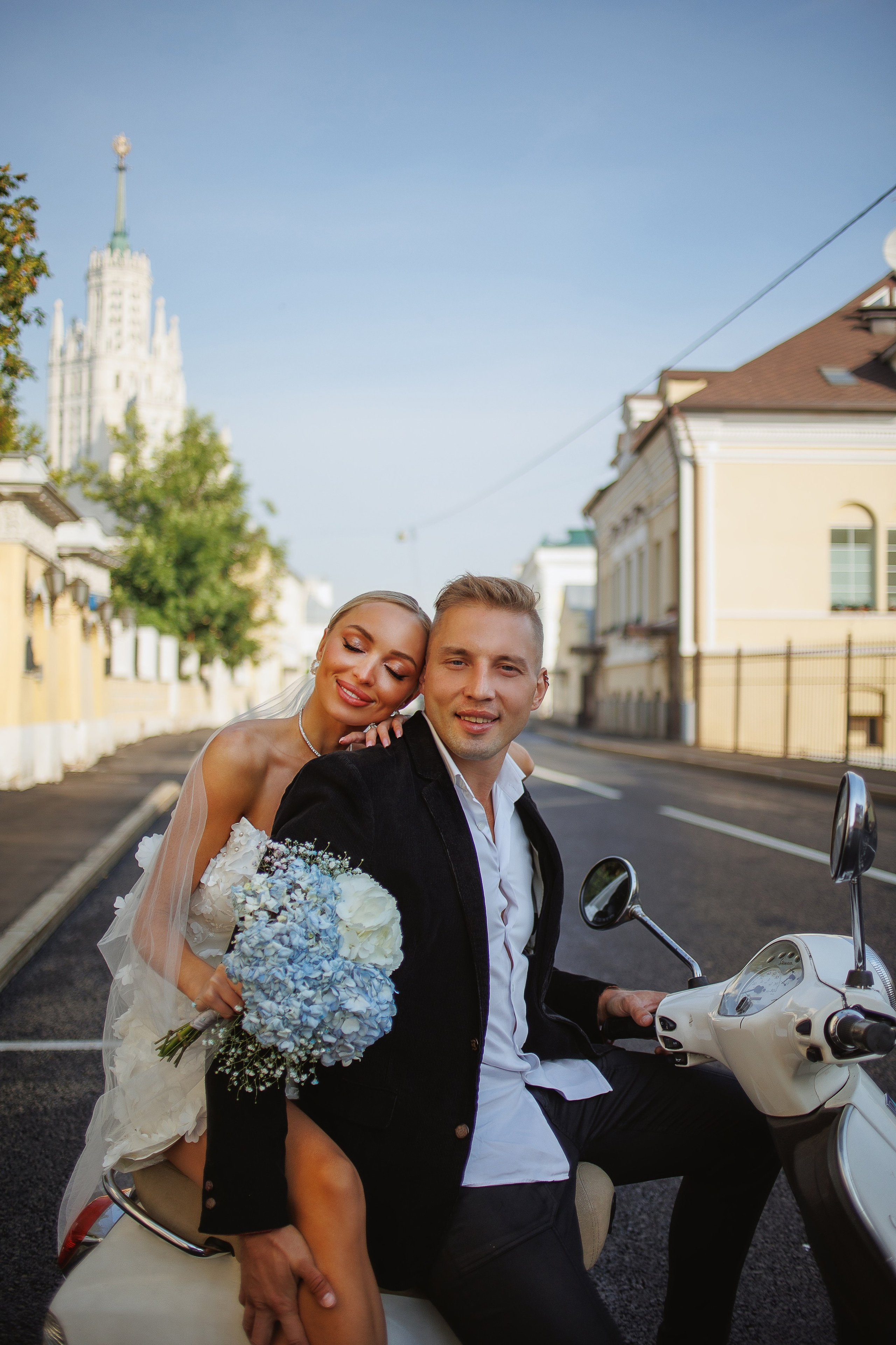 На мопеде Даша и Леша. Марковкина КрисТина