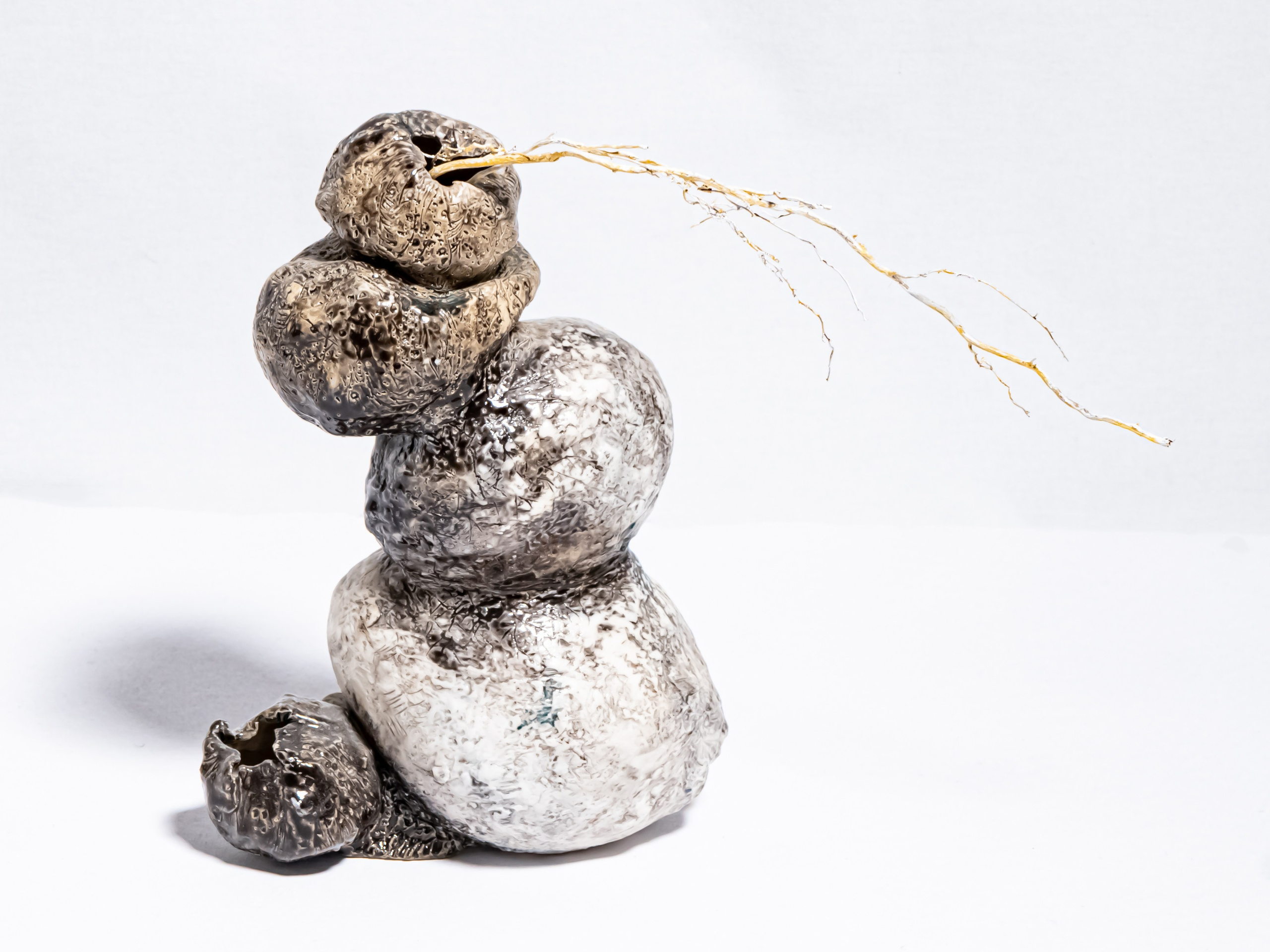 Дизайнерская ваза в виде уложенных друг на друга камней