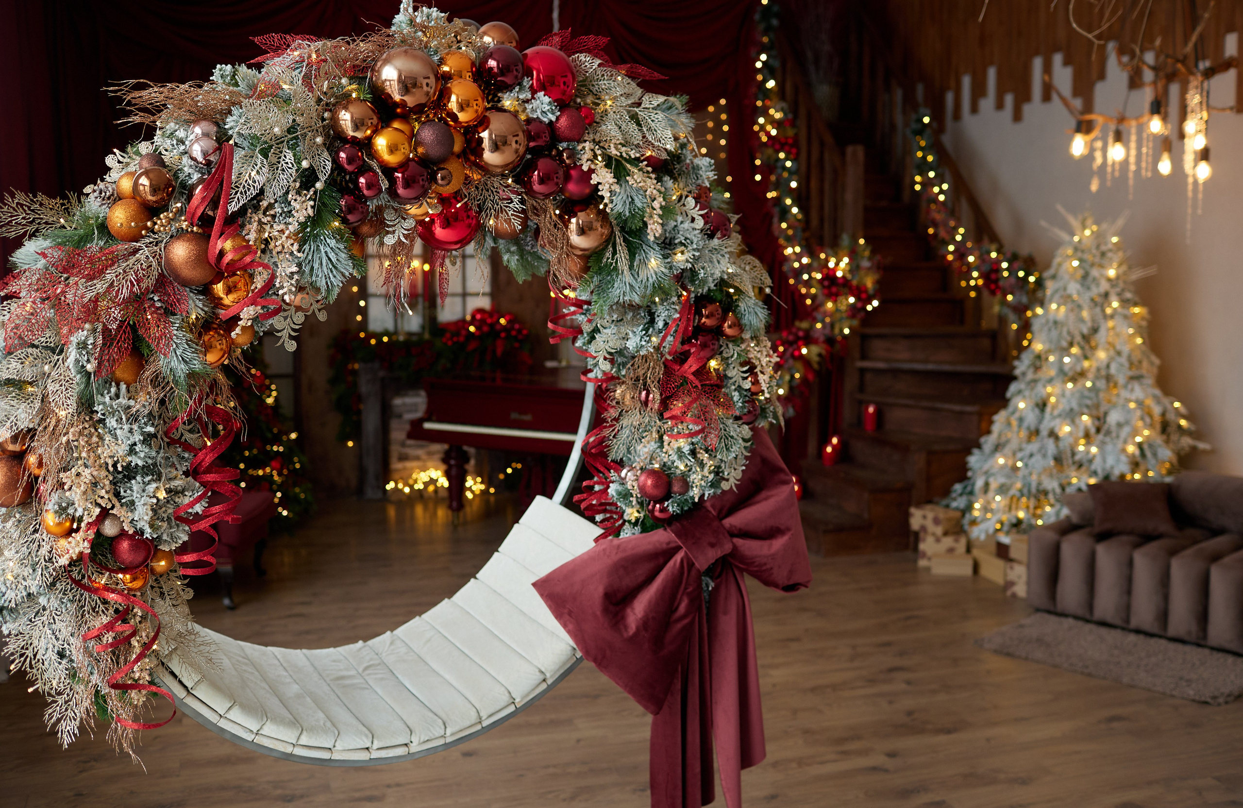 Все локации в одном зале