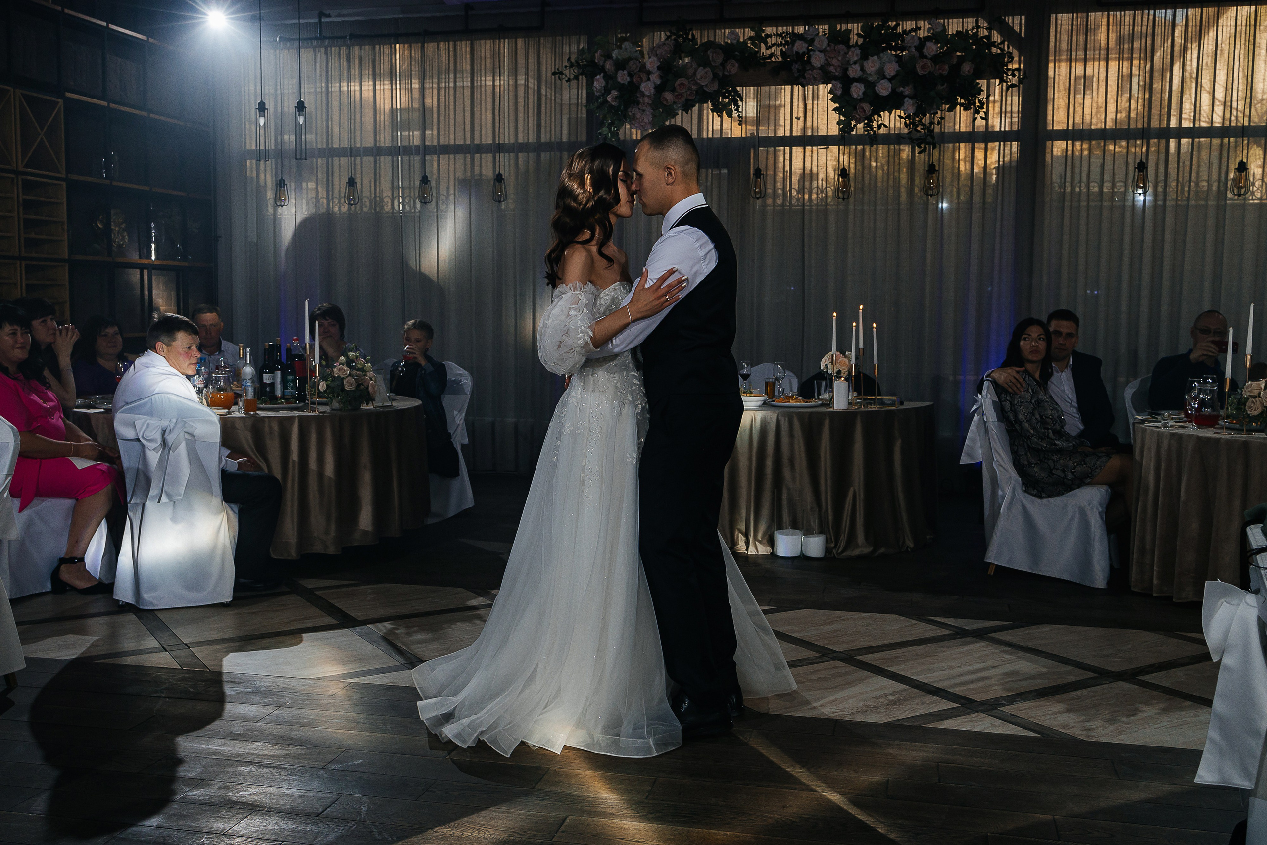 Волшебное утро невесты в номере отеля. Олег Сверчков | Свадебный фотограф Вологда