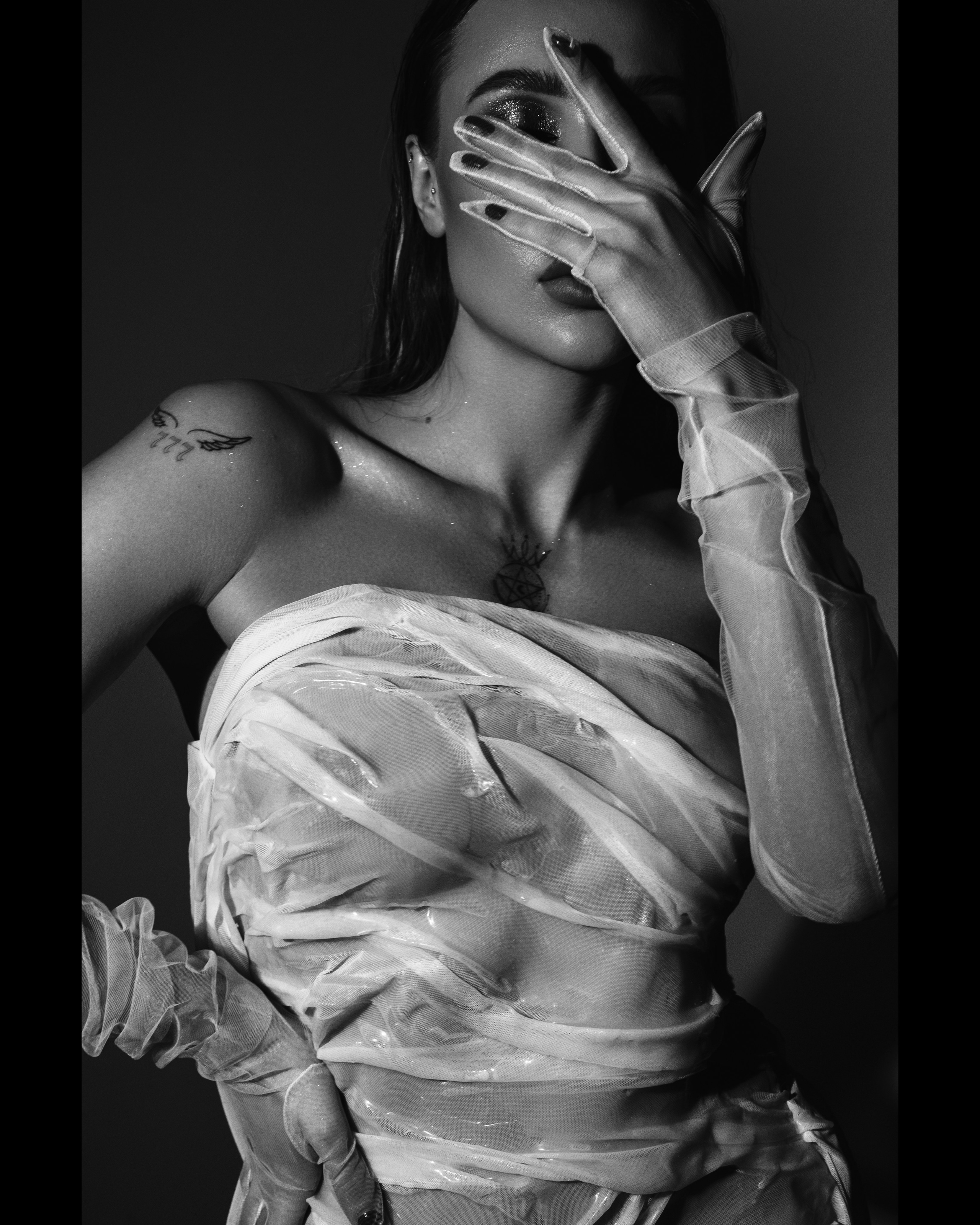 девушка закрыла лицо ладонью, черно-белая фотография