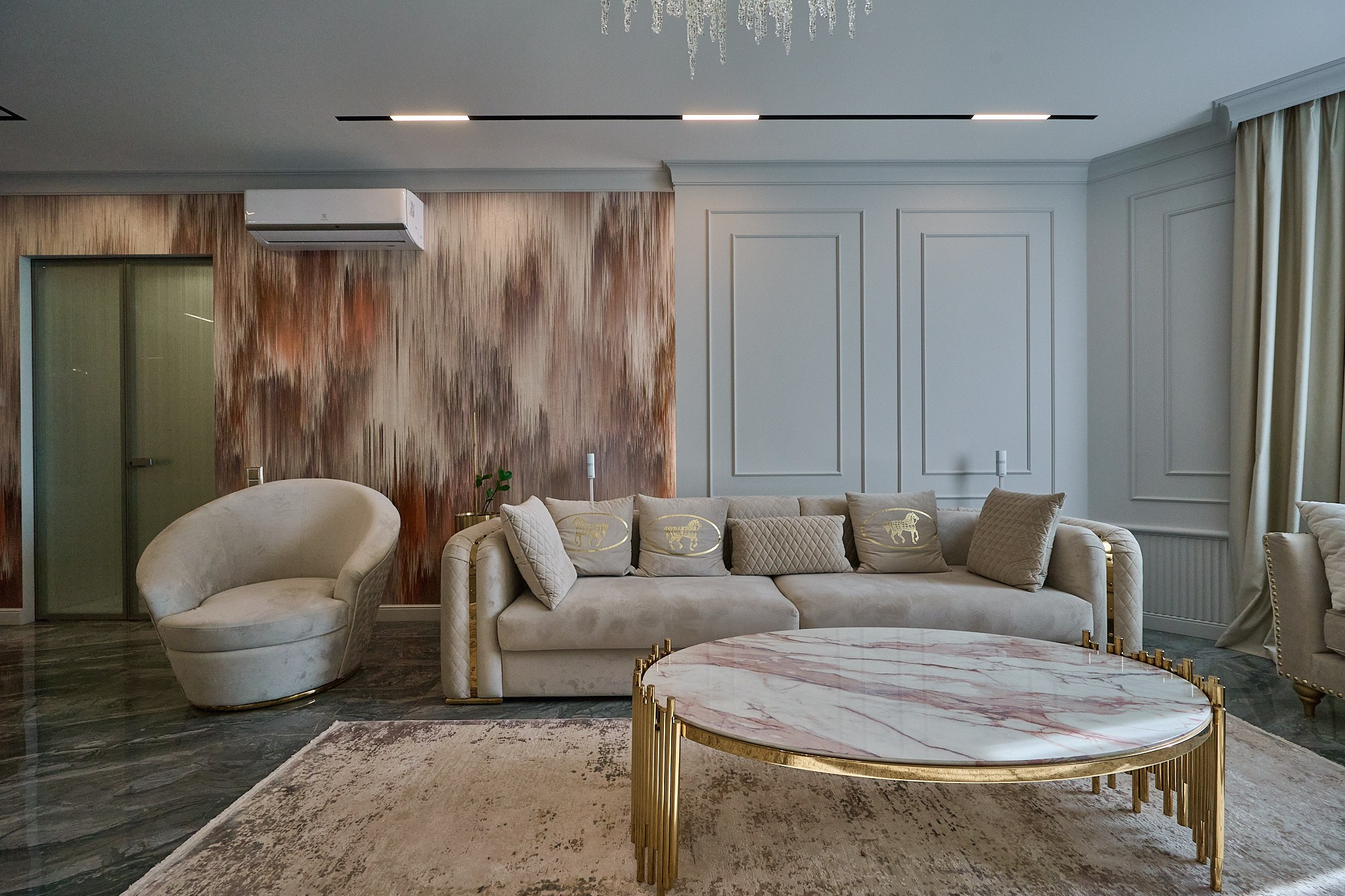 гостиная  розоватые  светлые оттенки с розоватым диваном  и 