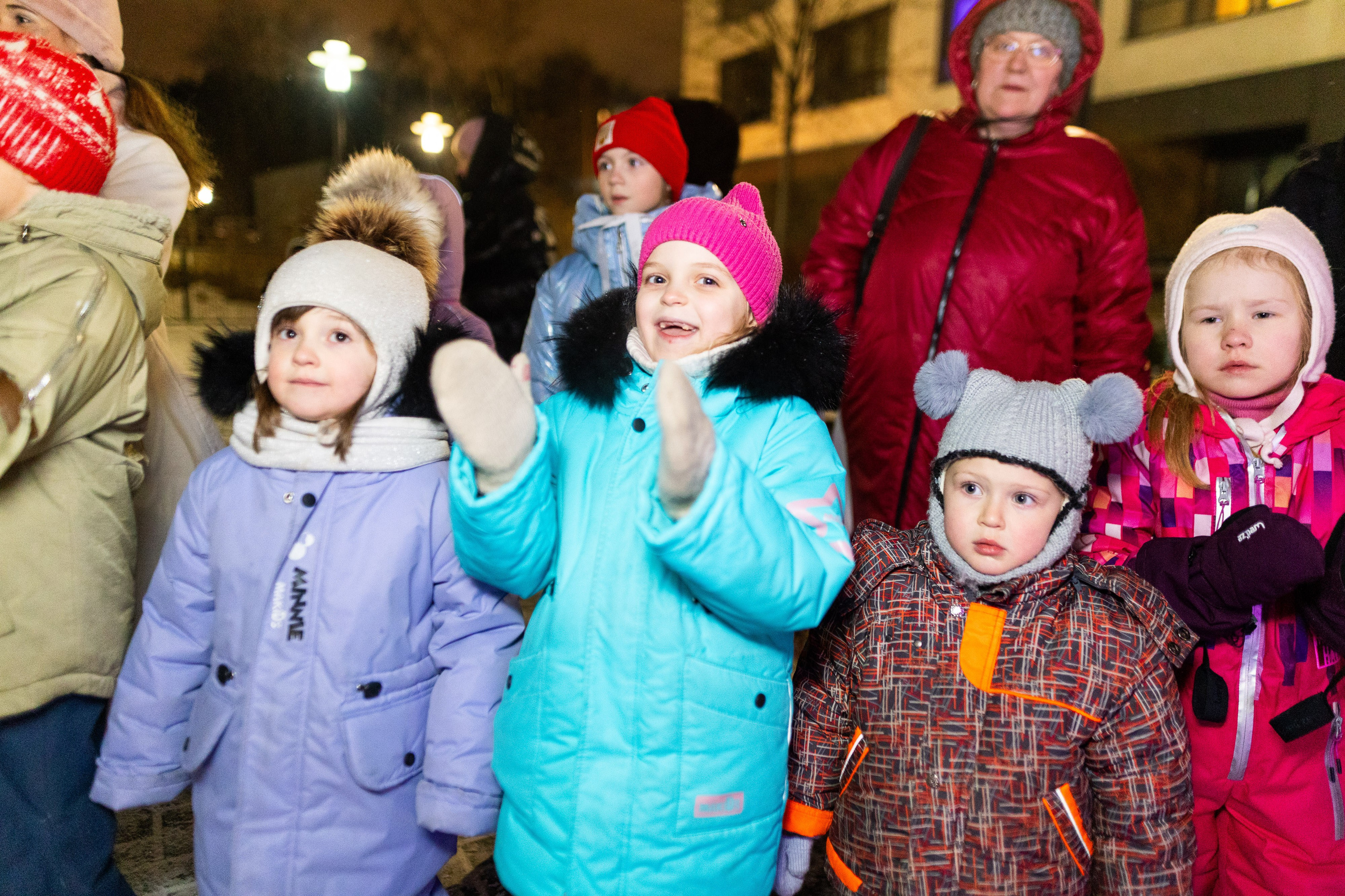 Елка у «Брусники» на Щербакова. Фотограф Родион Нарудинов