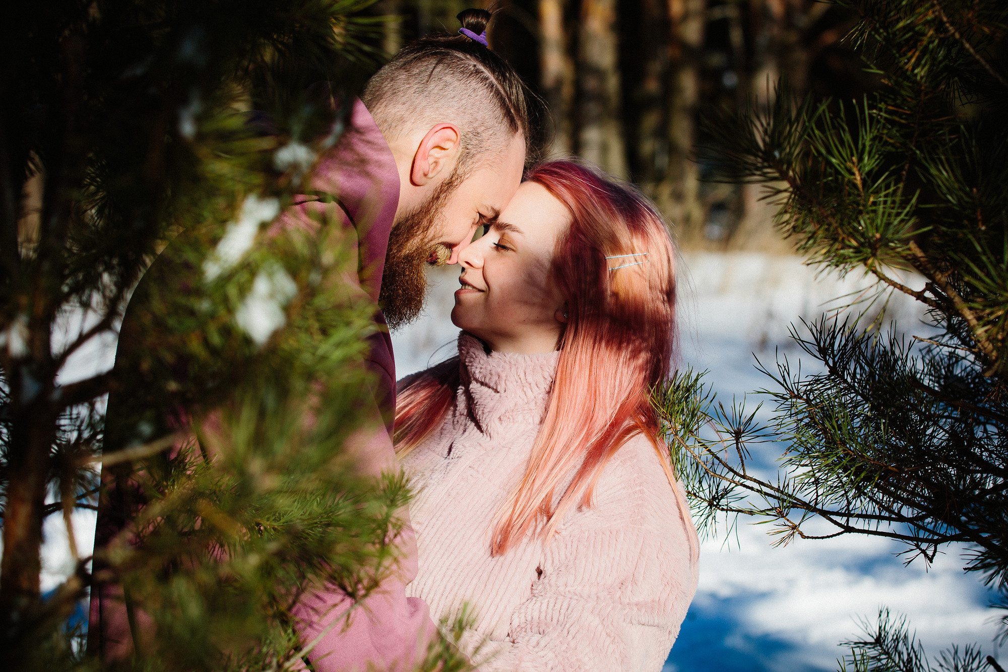 Молодые люди проявляют нежность друг к другу в День всех влюбленных