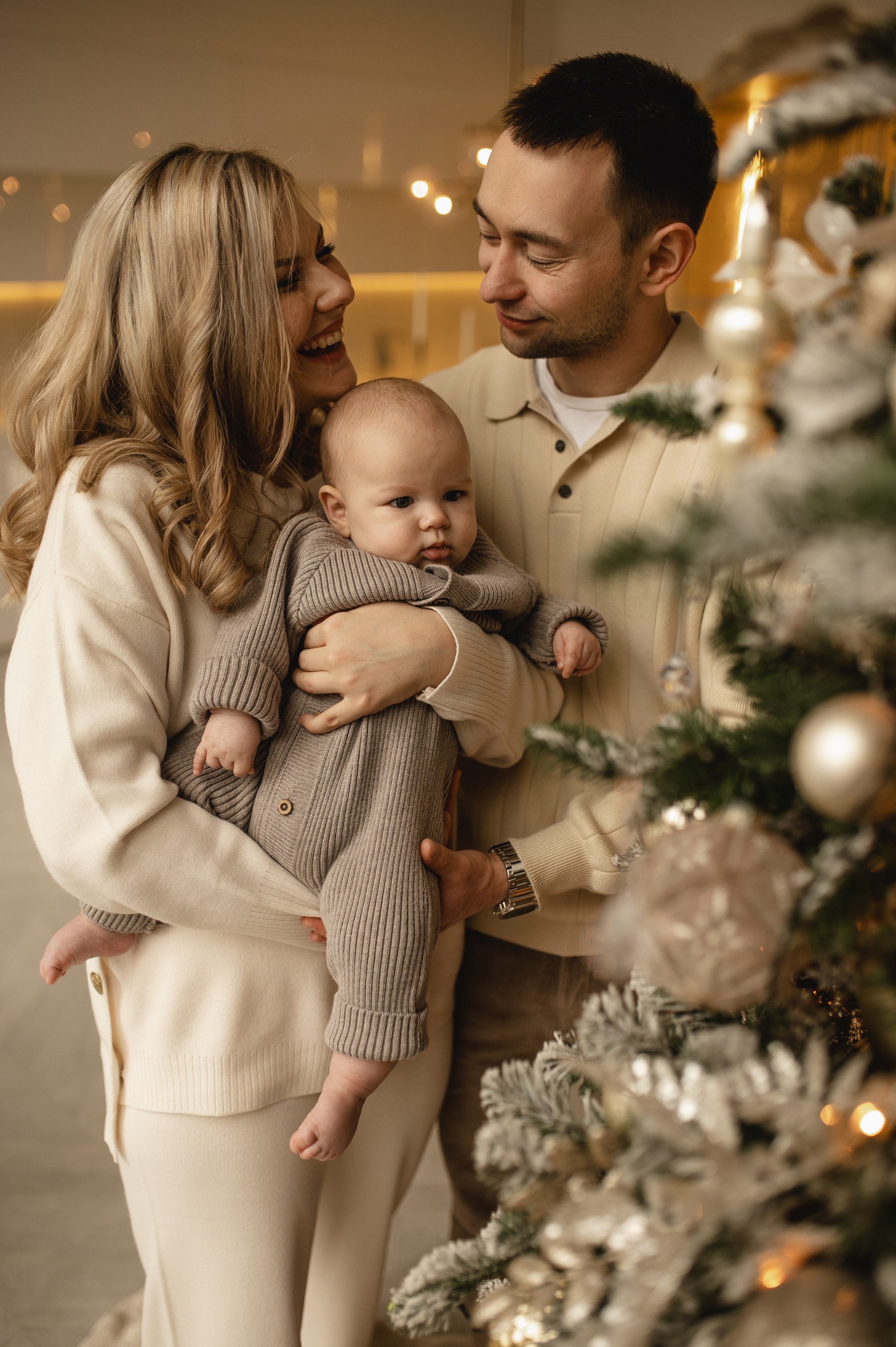 Новогодняя фотосессия в студии с малышом 6 месяцев в Бутово. Семейная фотосессия Бутово Москва фотограф Алина Морщагина