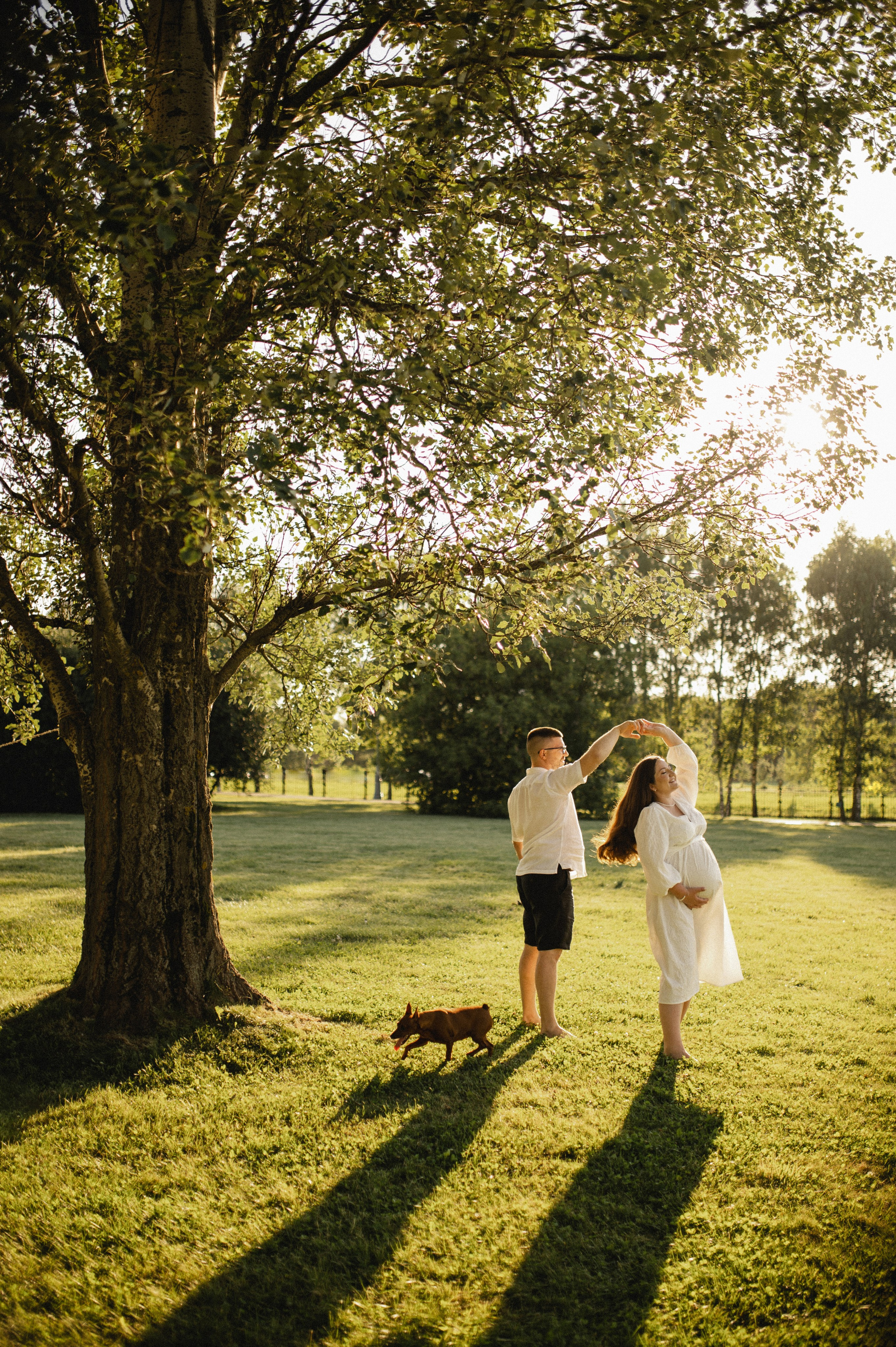 Фотосессия беременности на природе в парке Москвы. Семейная фотосессия Бутово Москва фотограф Алина Морщагина