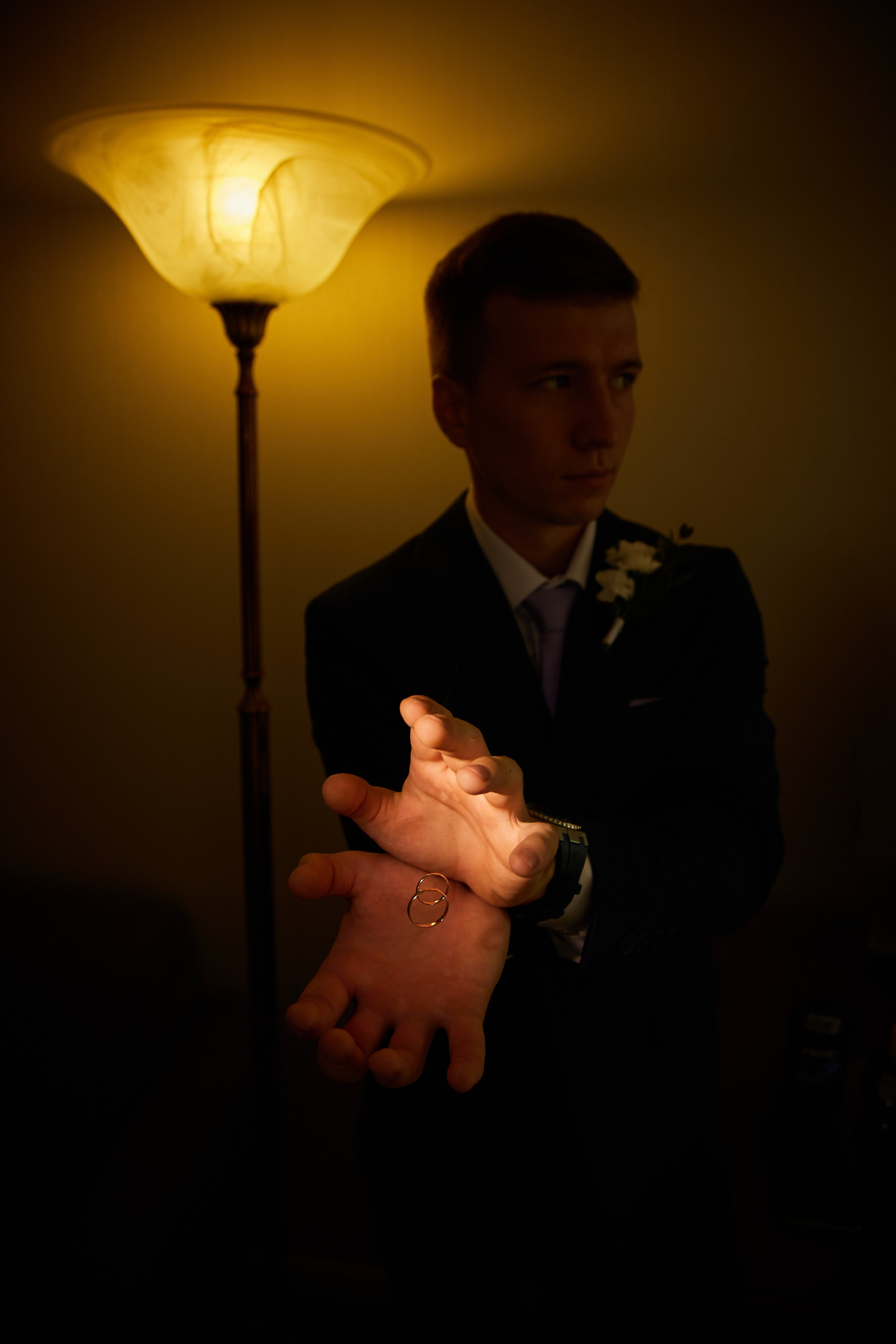 свадебные кольца в невесомости у жениха