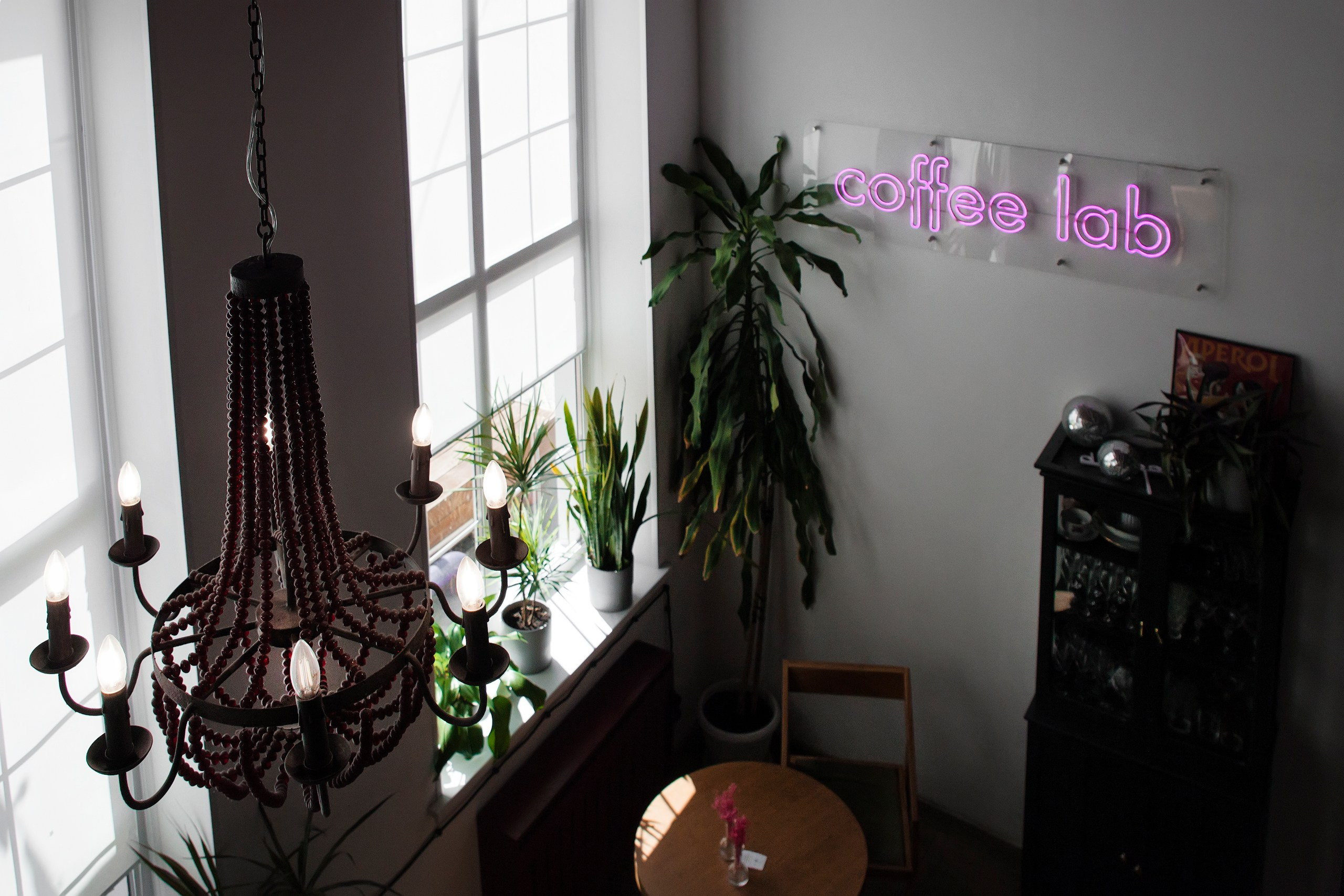 Интерьер кафе при естественном освещении