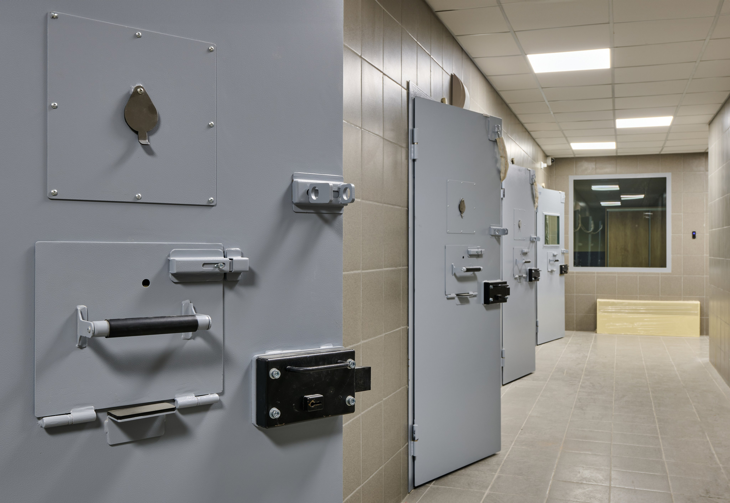 Коридор с серыми усиленными дверями, чистая геометрия и свет