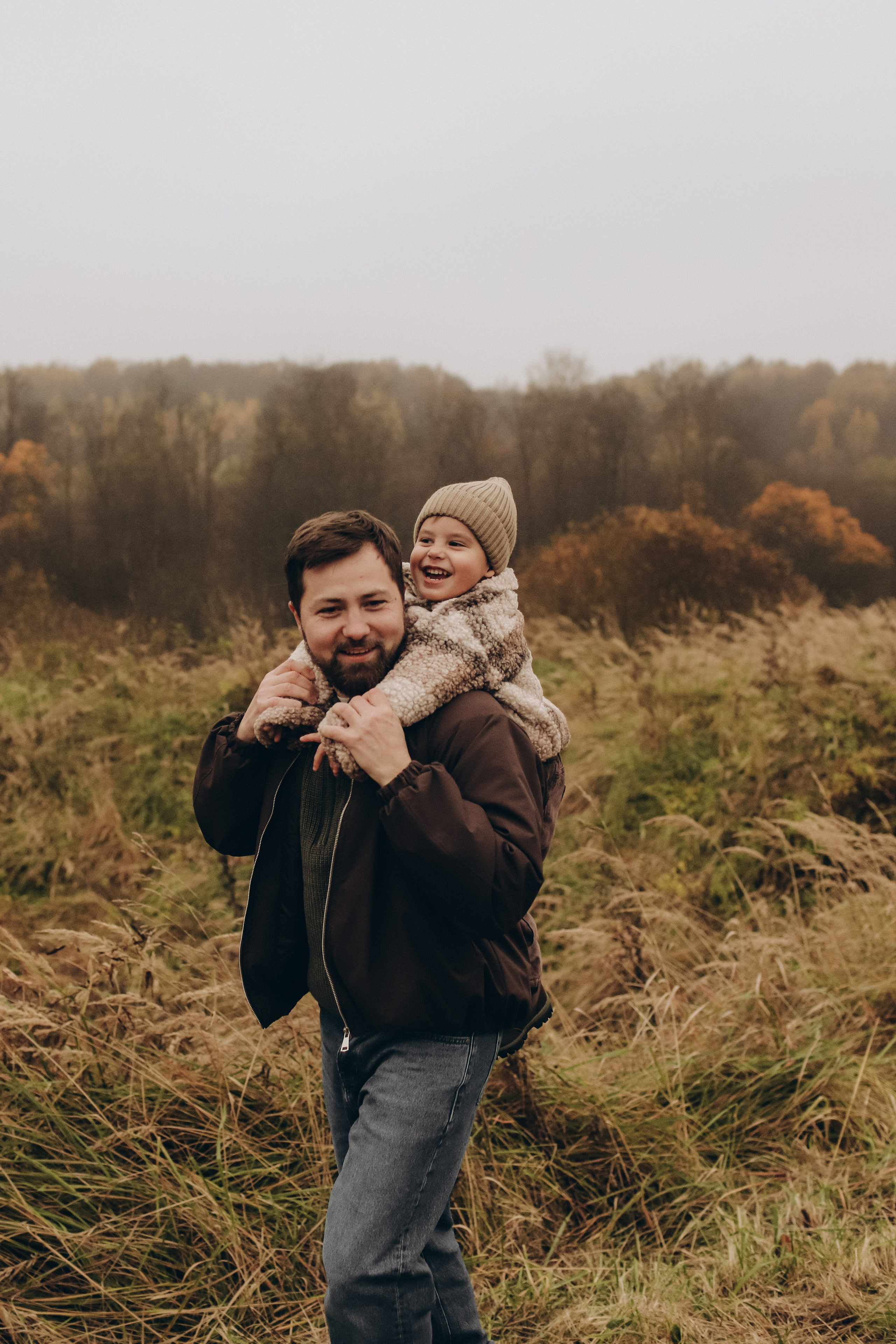 Осенняя прогулка по холмам: Саша, Алёна и Прохор. Свадебный, семейный и детский фотограф в Люберцах Зайцева Анастасия