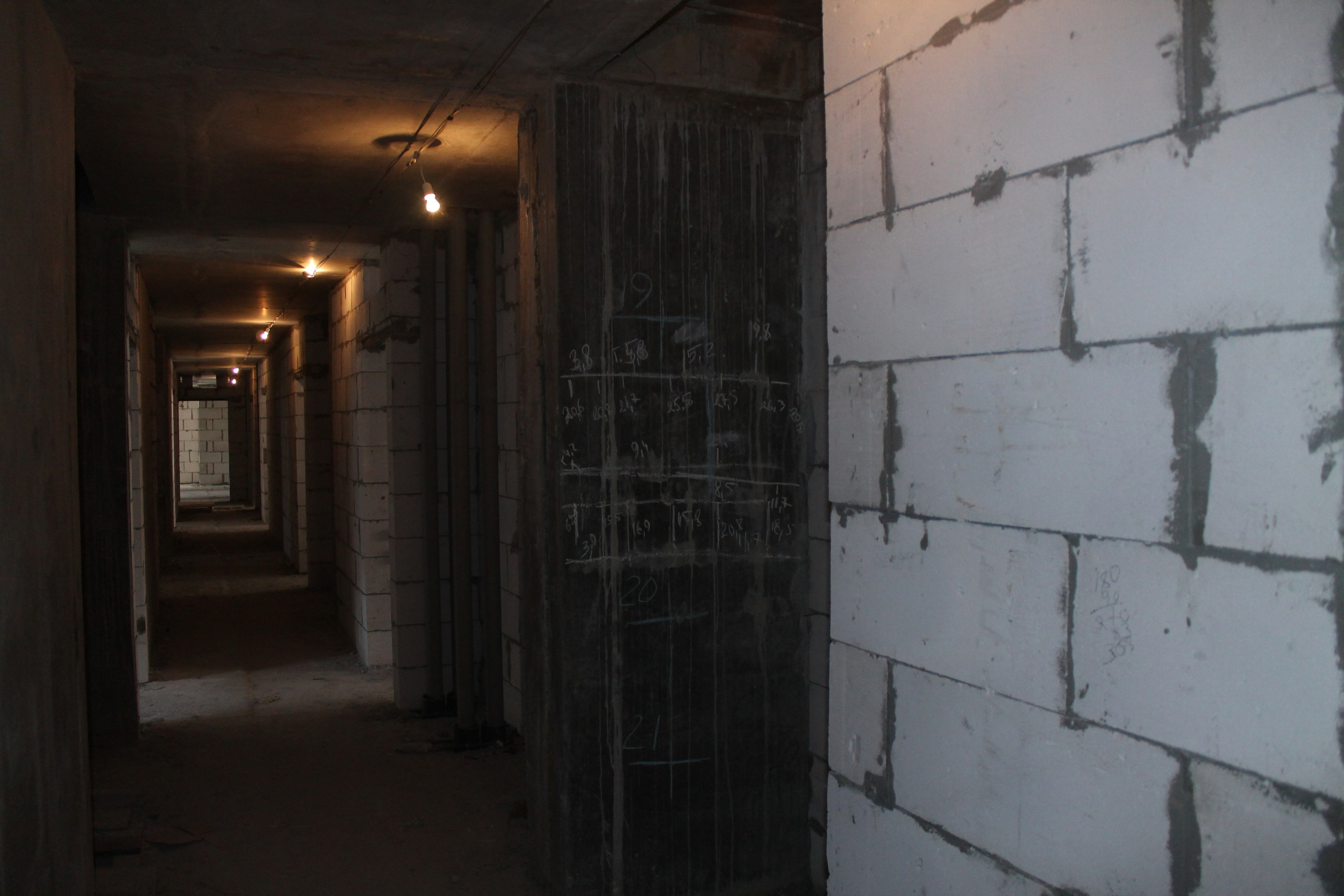 Монолитные железобетонные стены в зоне деформационного шва. Общий вид