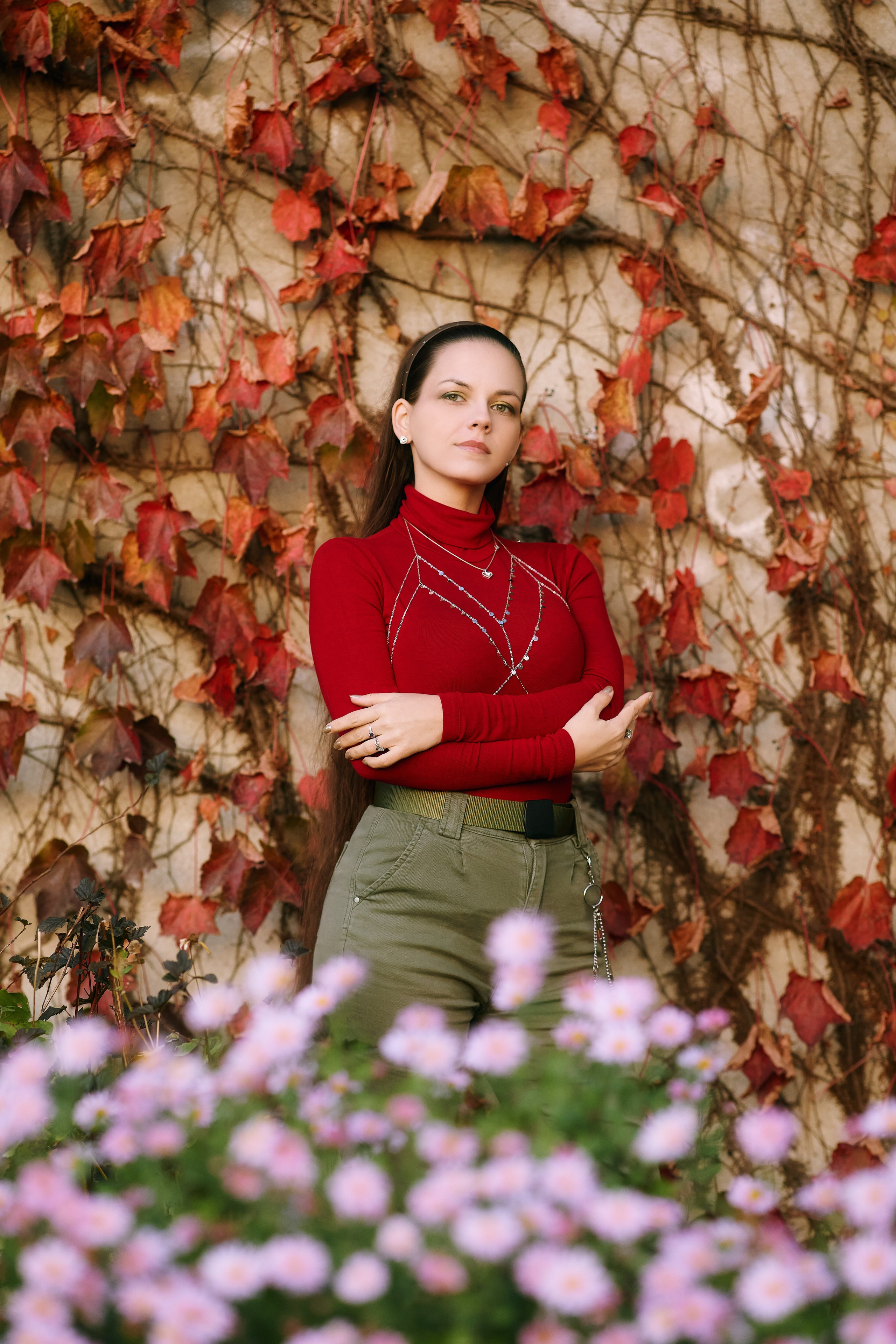 Женская фотосъёмка во Владивостоке с каменной стеной, алыми листьями и цветами