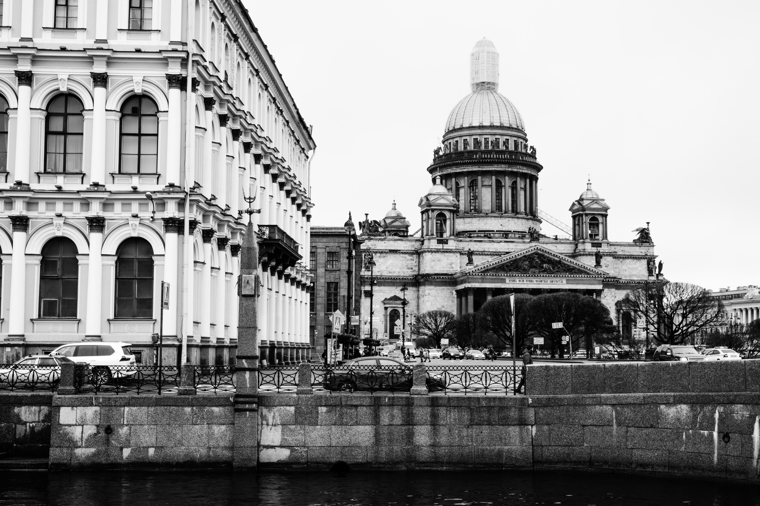 Фотосессия в центре СПб: прогулка с Софией у Исаакиевского и в Доме Зингера