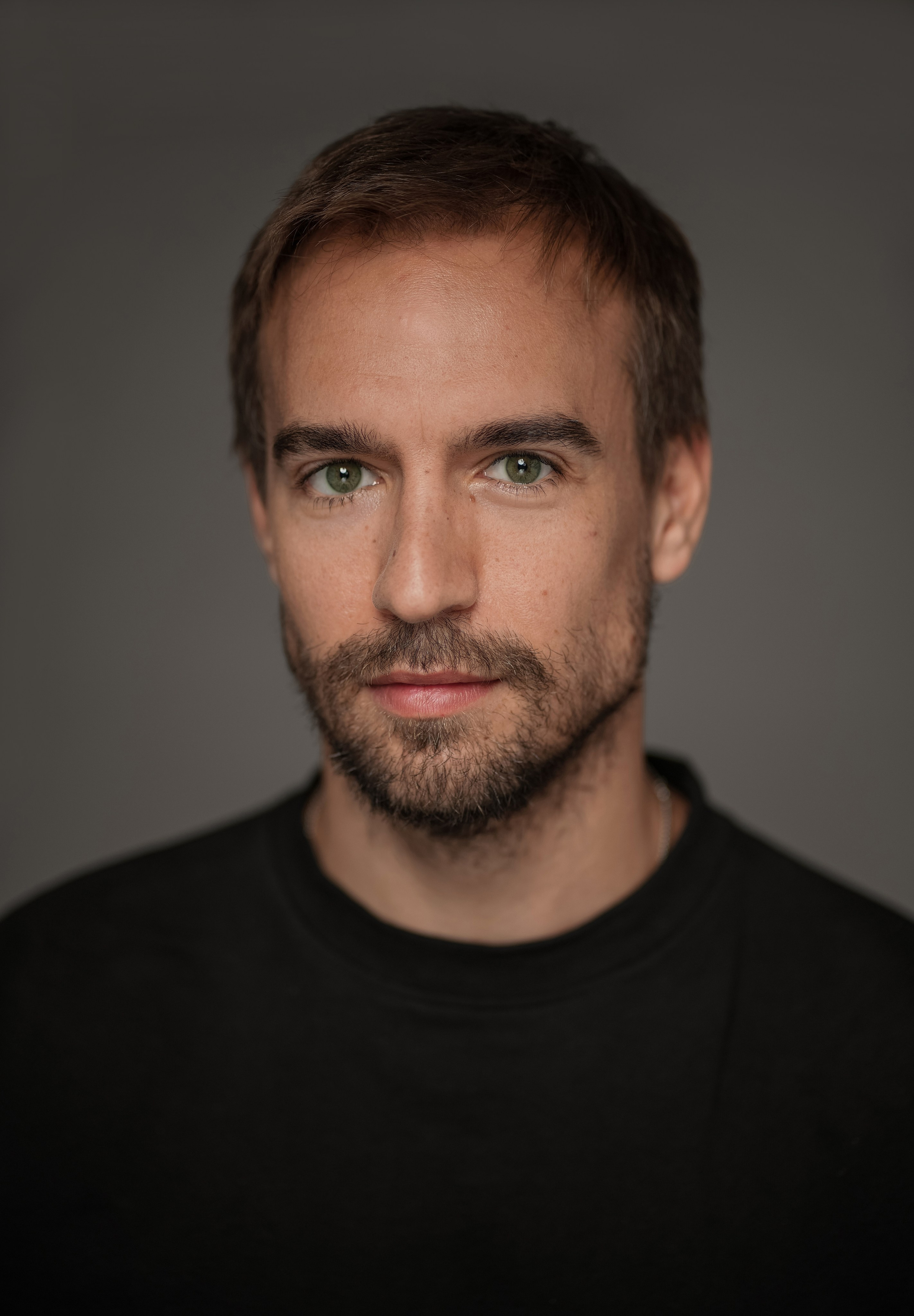 Актер Петр Романов. Портретная съемка в Москве, студийный фотограф Игорь Фомин