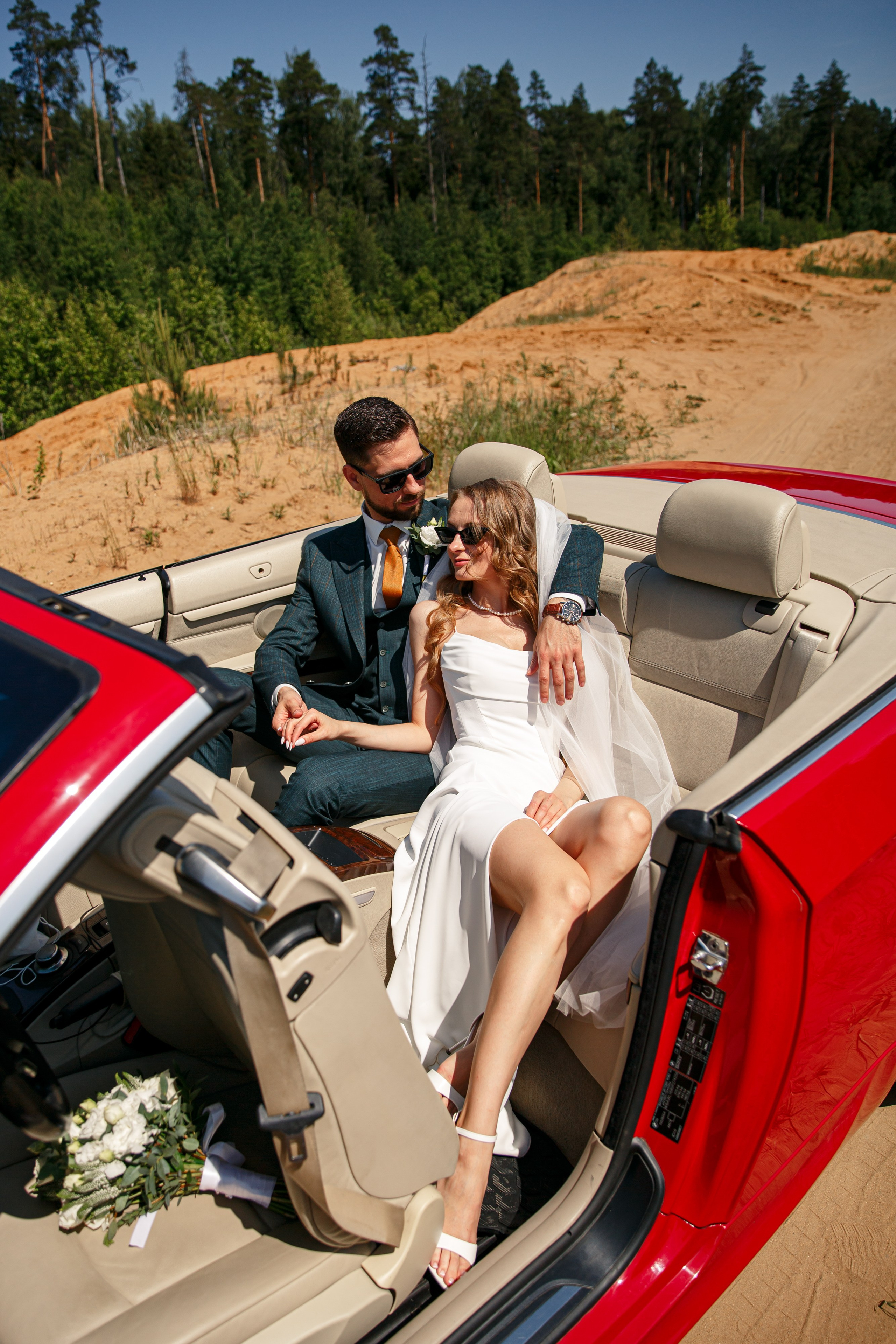 Свадебная фотосессия с кабриолетом и в загородном клубе Artiland. Свадебный фотограф Москва и МО Сергей Киржаев