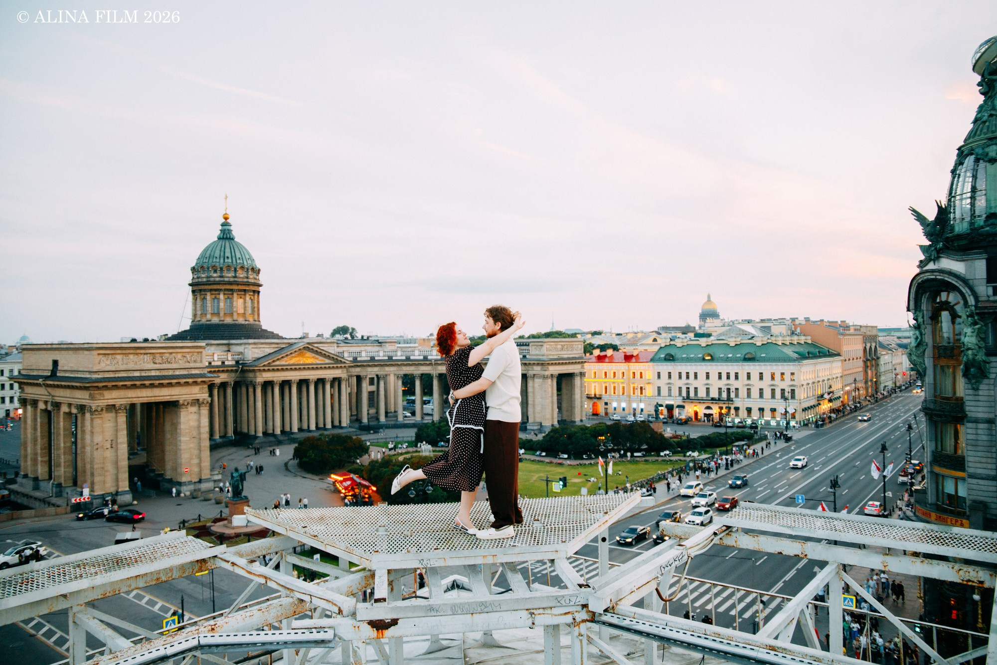 Фртосессия на крыше с видом на Зингер и Казанский собор. Фотограф в Санкт-Петербурге Alina Film