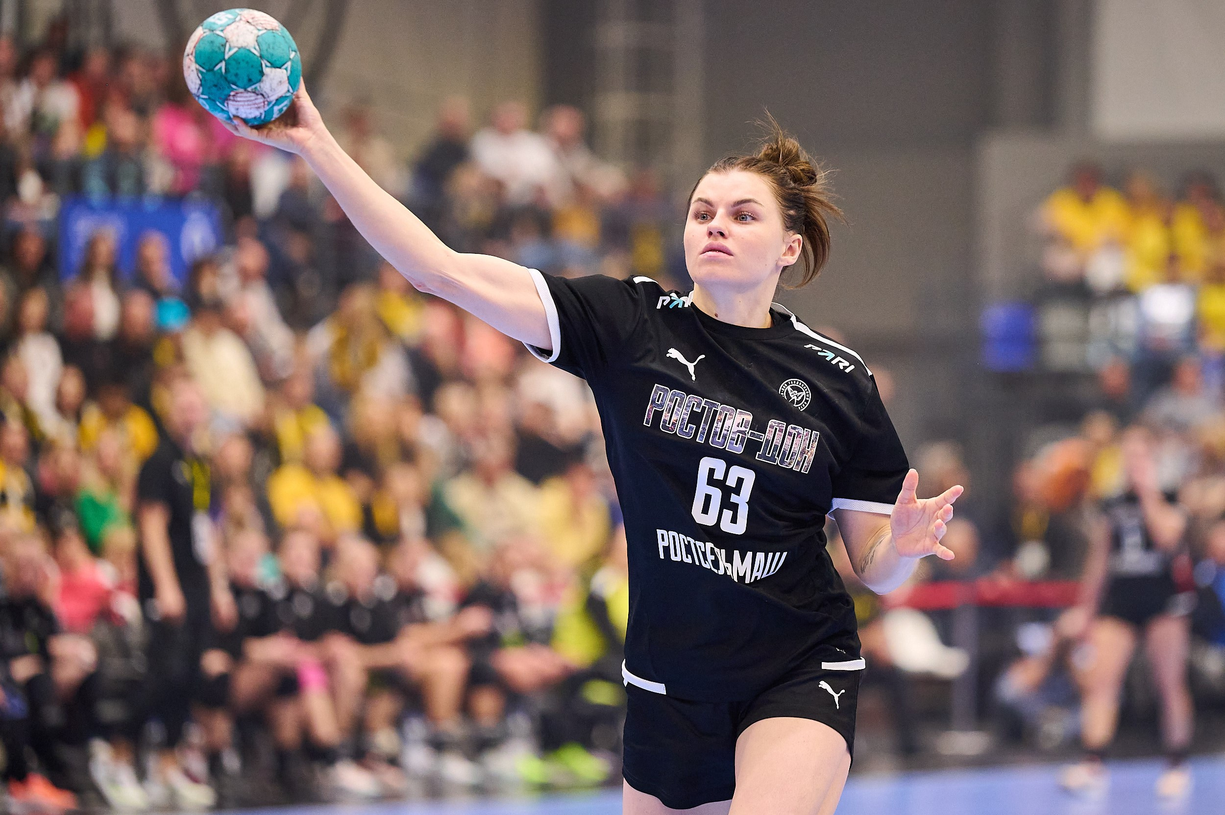 Спортивная съемка штрафного броска Кристины Кожокарь во время гандбольного матча