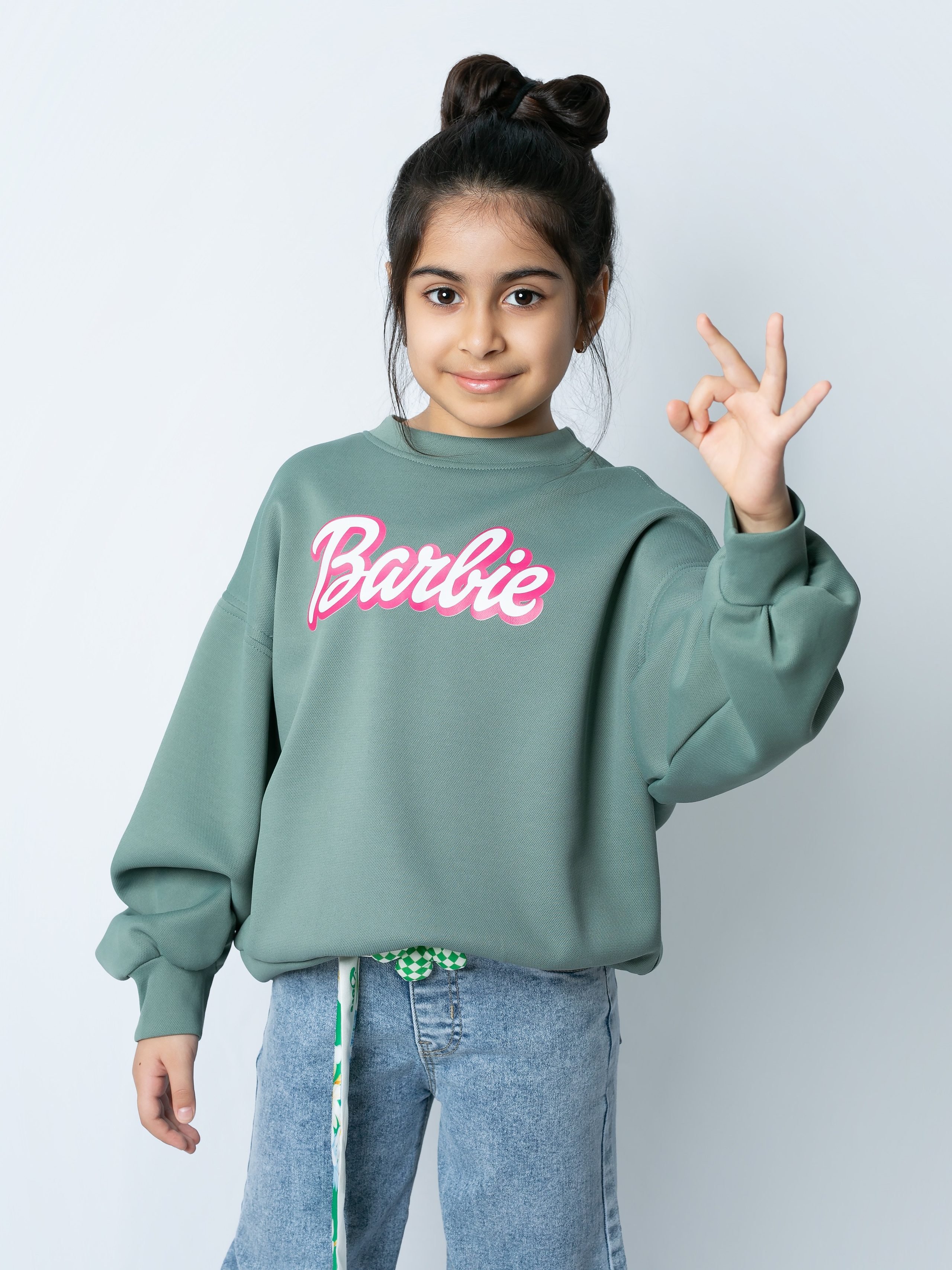 Детская одежда на белом фоне с тенями. Предметная, рекламная фотосъёмка в Орле. Предметный фотограф в Орле