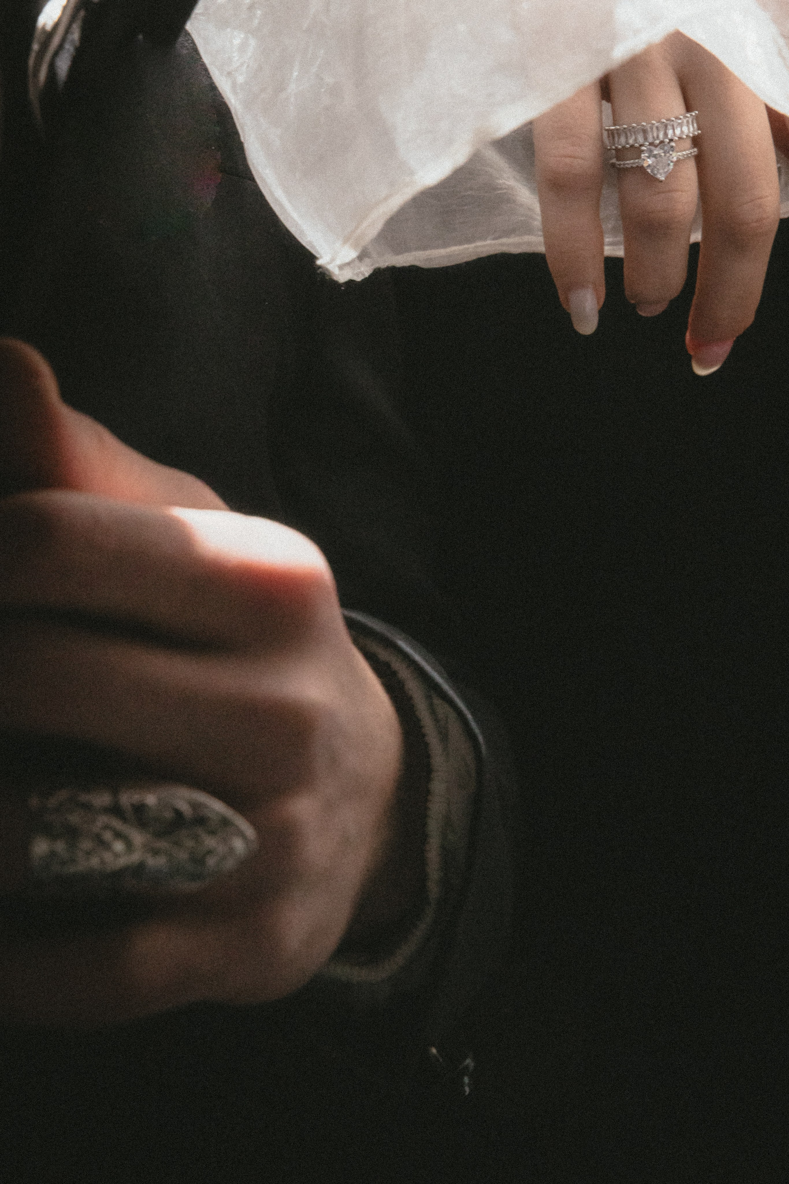 Свадебная фотосессия в итальянском стиле: невеста в элегантном платье на фоне живописного пейзажа. Свадебный фэшн: пара в классических нарядах. "Свадебная фотосессия: жених и невеста в романтическом обнимании на фоне заката"" Итальянская свадебная мода: невеста в платье с длинным шлейфом и венком из цветов"" Свадебный фэшн: детали наряда невесты, включая украшения и обувь"" Свадебная фотосессия на природе: пара в стильных нарядах среди зелени"" Свадебный стиль: жених в классическом костюме и невеста в современном платье"" Свадебная фотосессия в старинном городе: романтические моменты пары на фоне узких улочек"" Итальянская свадебная мода: невеста с элегантным макияжем и прической"