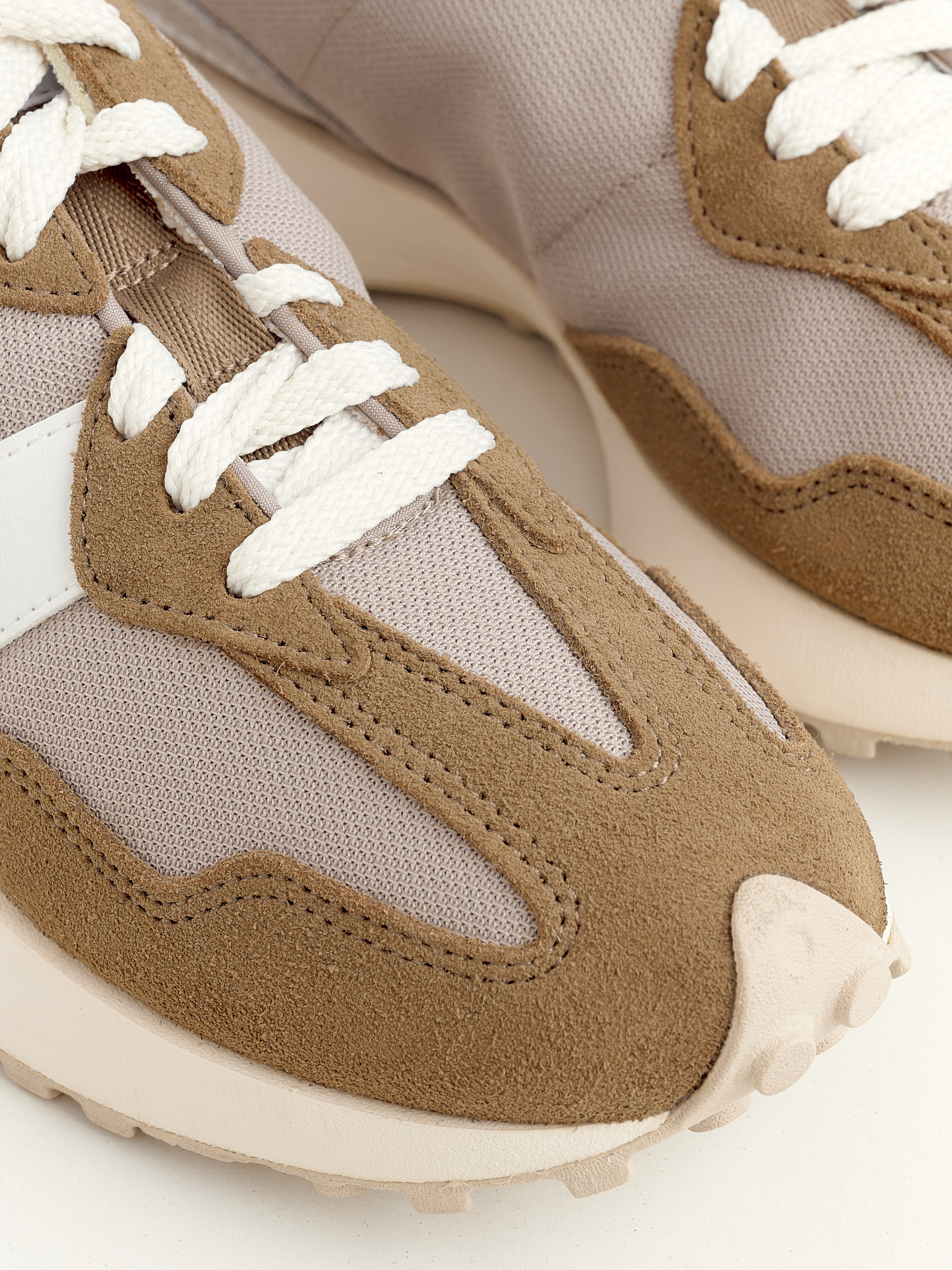 удобные женские кроссовки на белом фоне фотосъемка в Екатеринбурге