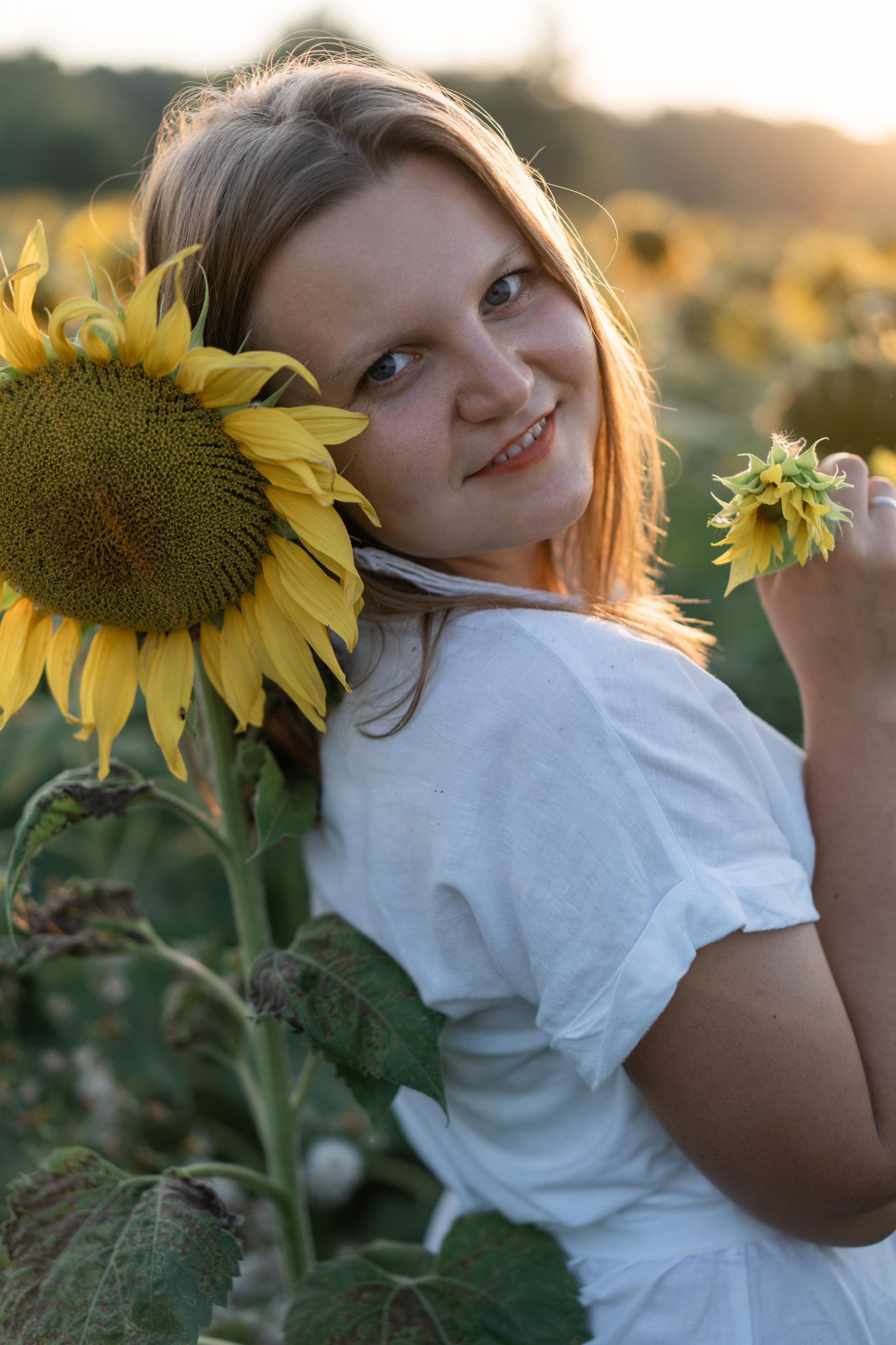 В Подсолнухах. Катюша. Фотограф Вера Зенина