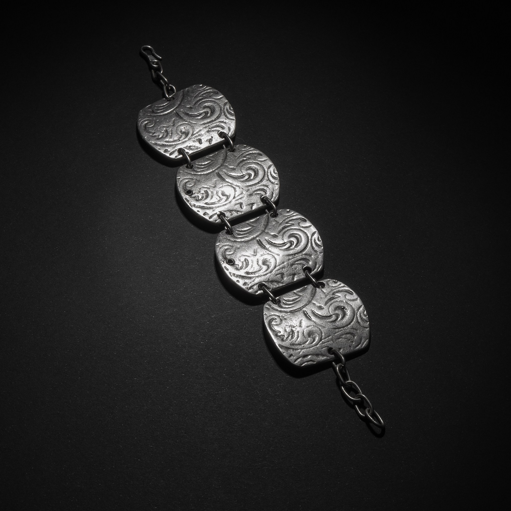 Серебряный браслет на руку, женский, широкий, с узором, на застежке, на черном фоне