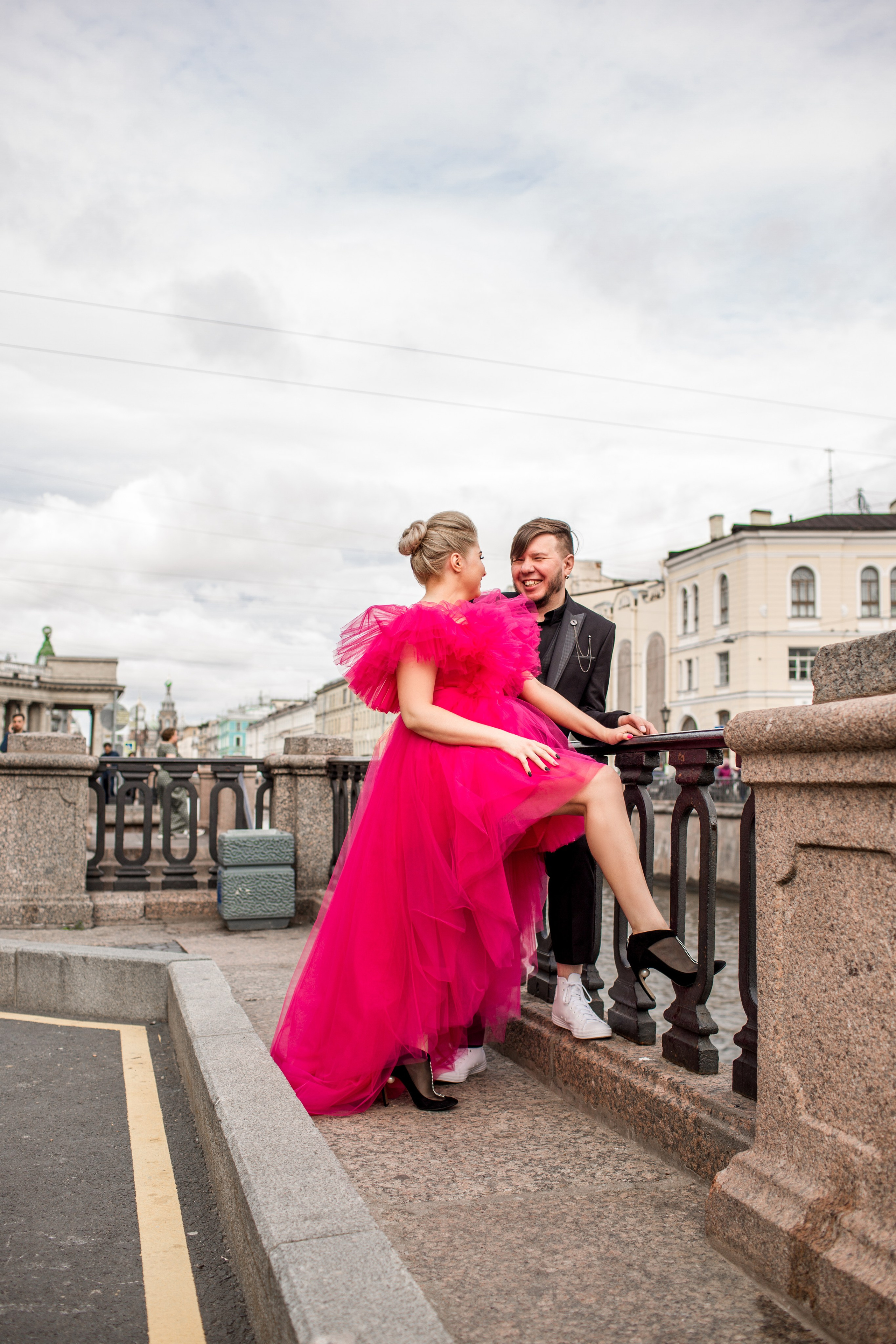 Яркое красное платье невесты подчёркивает страсть и стиль свадебной фотосессии в СПб