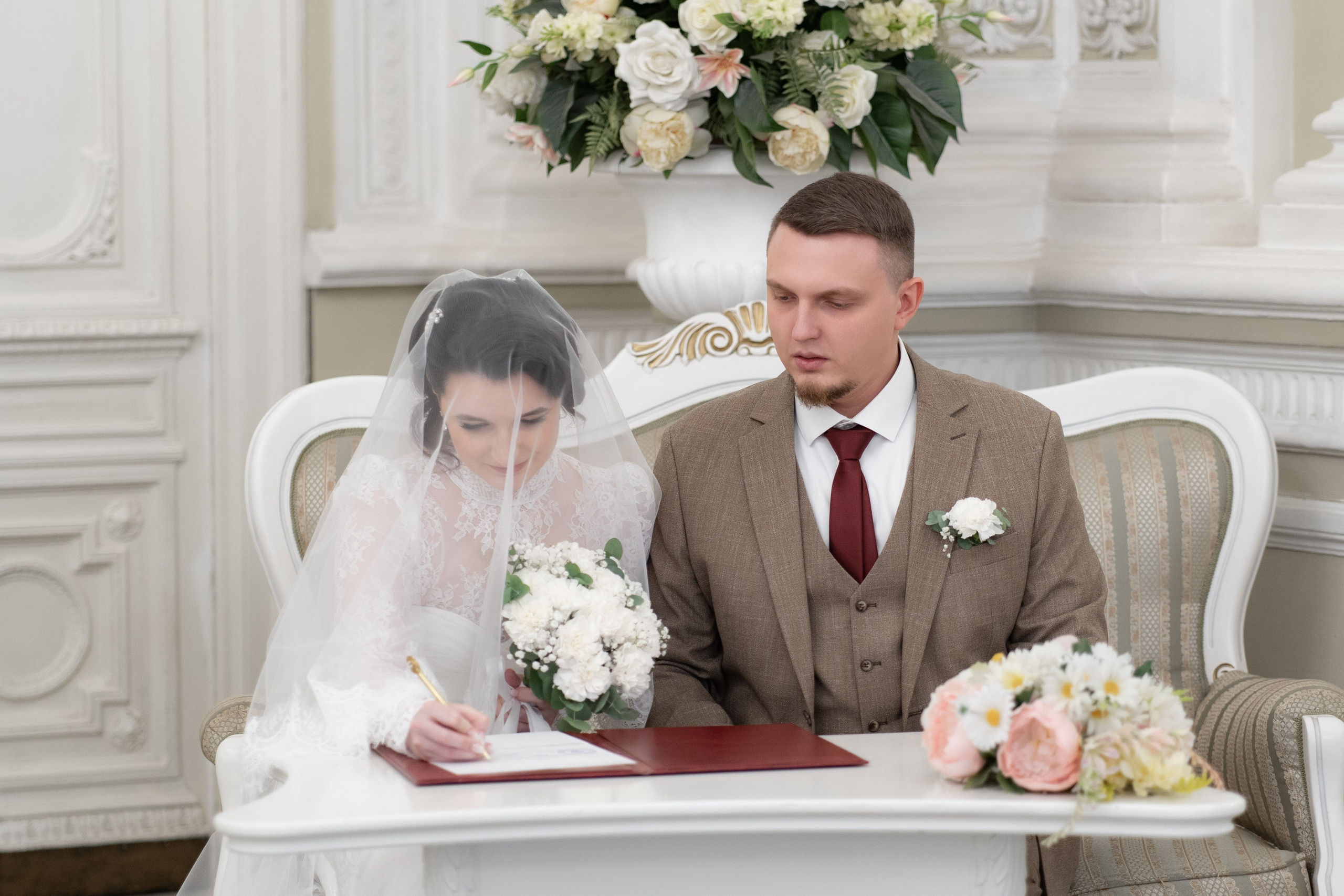 Красивые фотографии из Дворца Бракосочетания №1 Свадебная фотосессия Жених и невеста подписывают документы в загсе 1