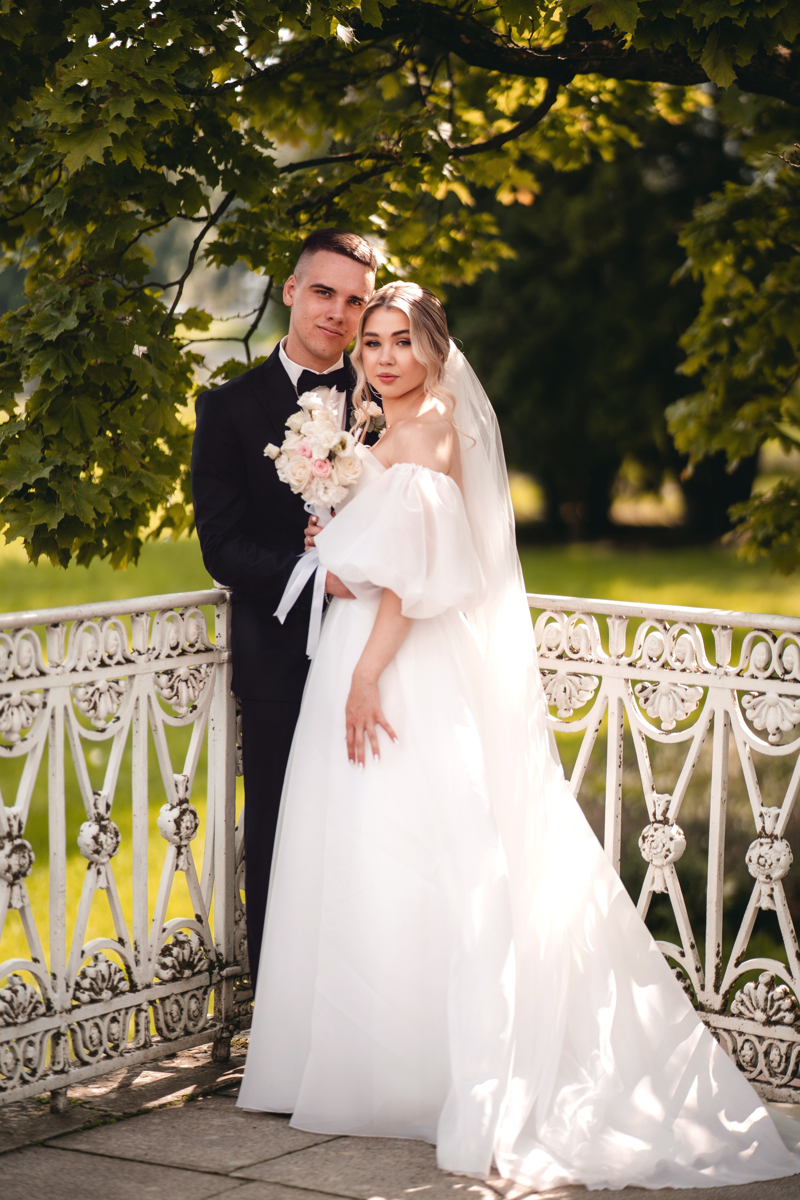 невеста и жених на свадебной фотосессии на Елагином острове у Елагина дворца