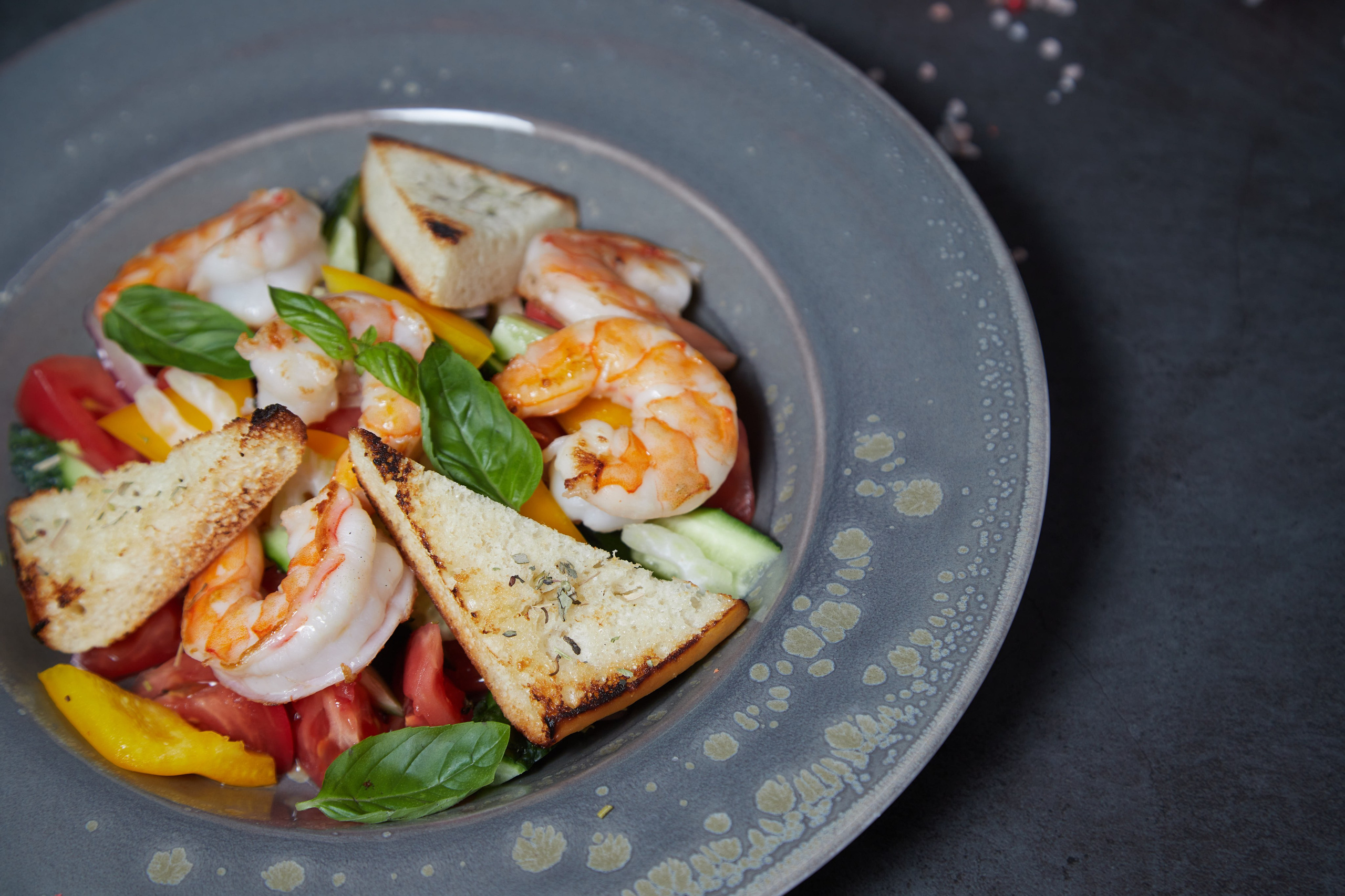 Салат с креветками, зеленью и овощами.