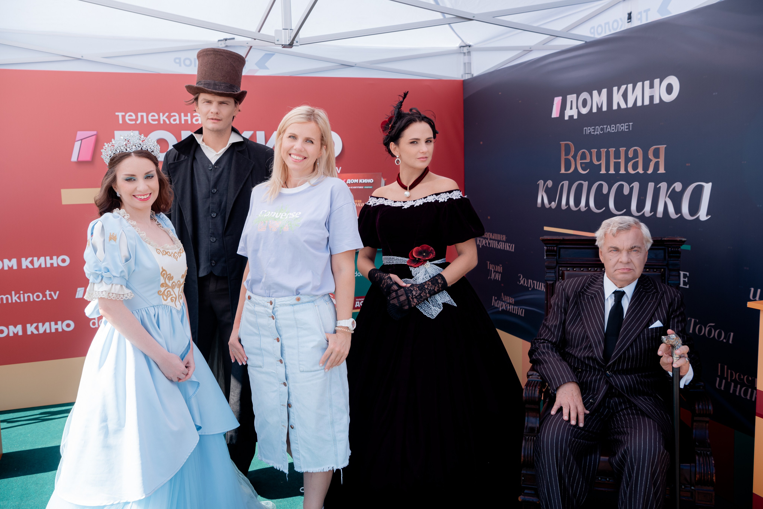 Портретные фото с артистами в палатке Триколор Дом Кинов на день города Волгоград. Фотограф в Волгограде и Волжском Александр Горбань