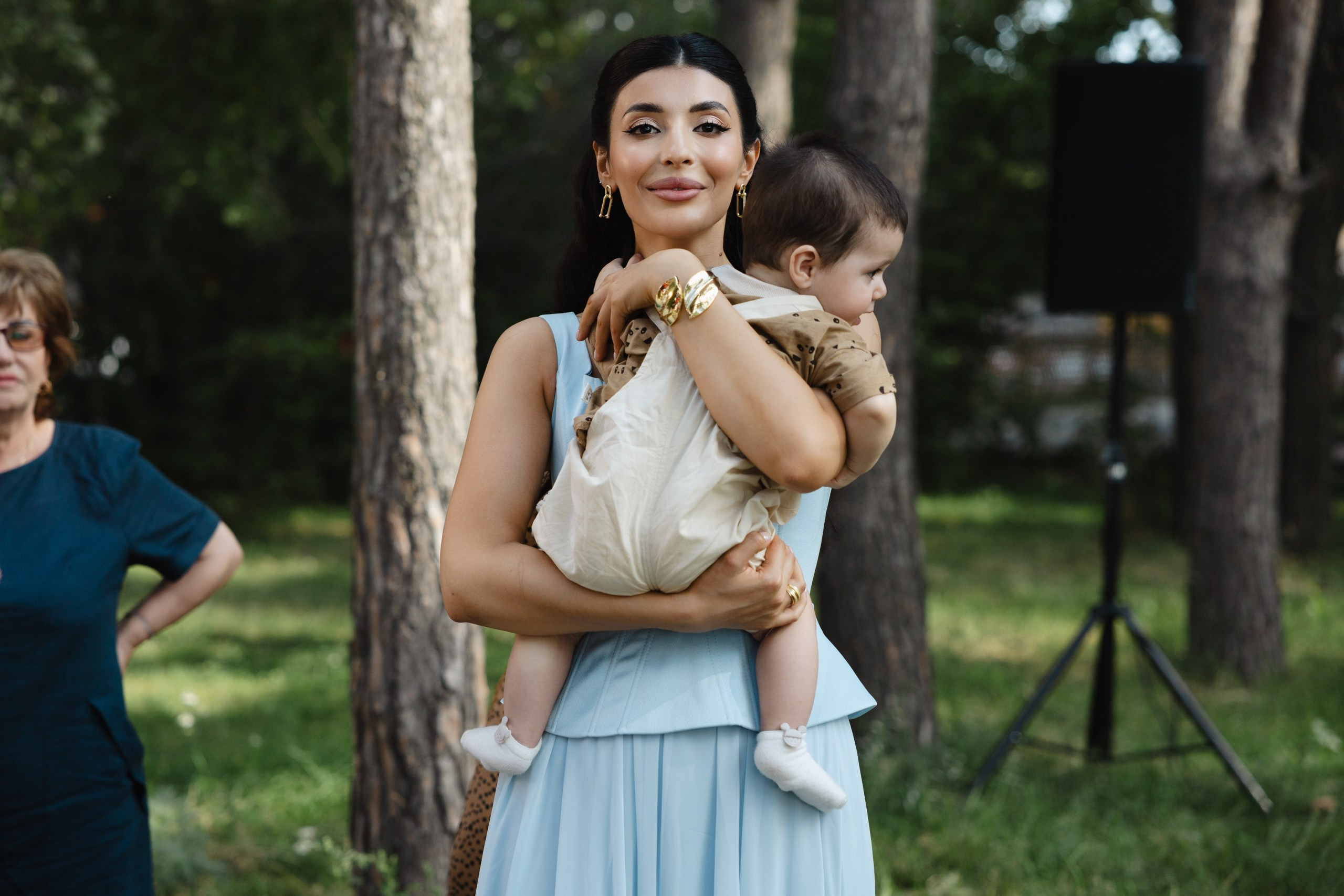 Здравствуйте! Я свадебный фотограф из Ульяновска, работаю в том числе по всей России и с выездом за границу. Снимаю свадьбы, lovestory, корпоративы, светский репортаж. Провожу обучение по фотографии, мастер-классы и воркшопы для других фотографов.