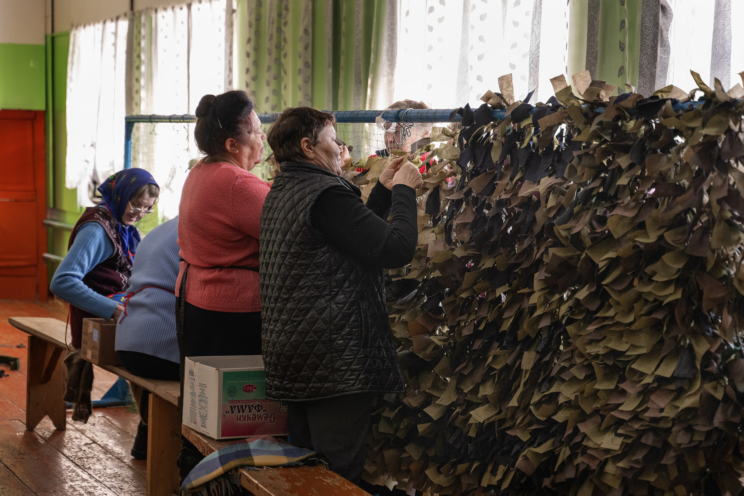 Современные труженницы тыла-женщины в плетут маскировочные сети. Главная