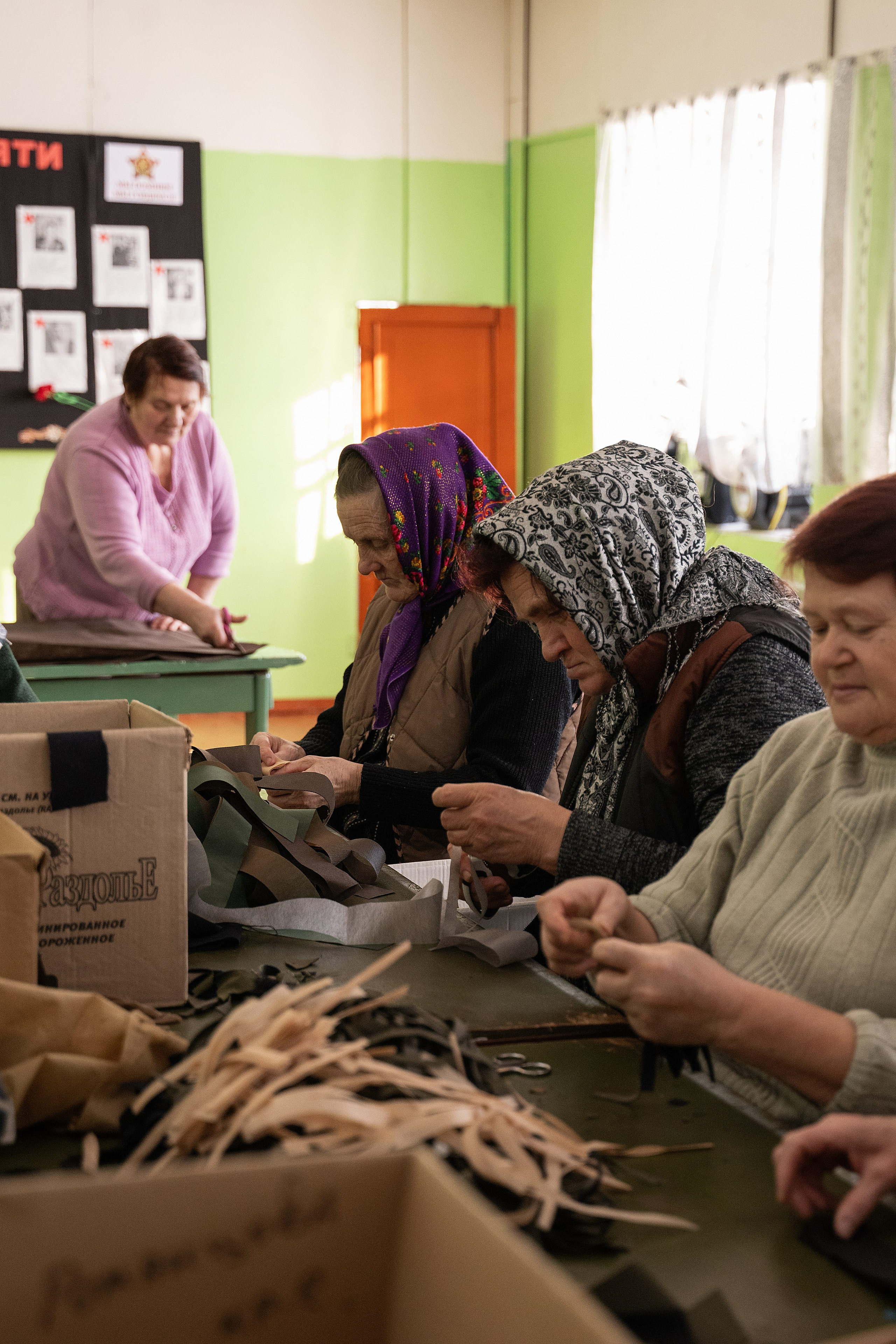 Современные труженницы тыла-женщины в плетут маскировочные сети. Главная