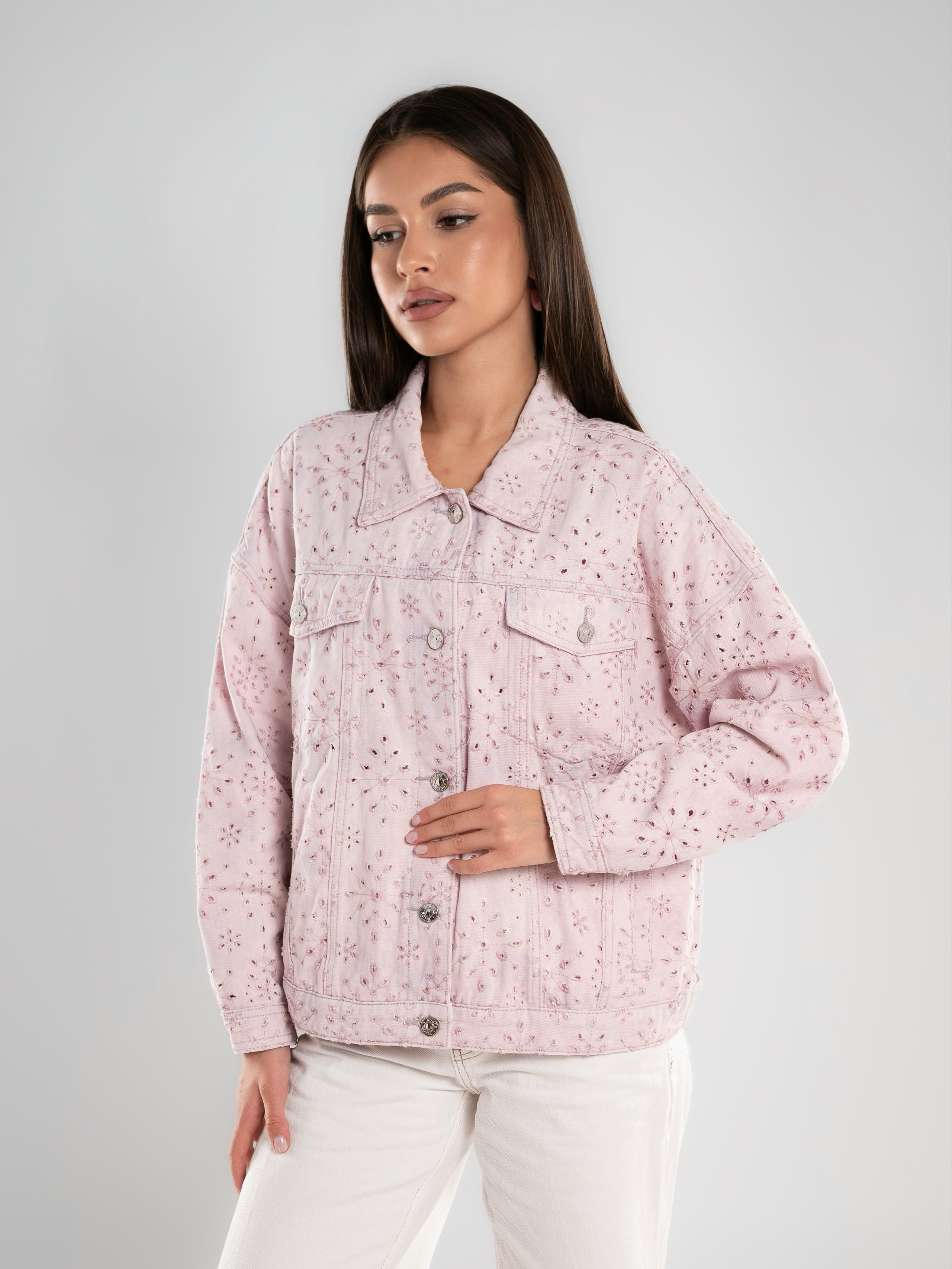 Джинсовые куртки на 2х моделях. Предметный фотограф, фото для маркетплейсов Пятигорск, КМВ