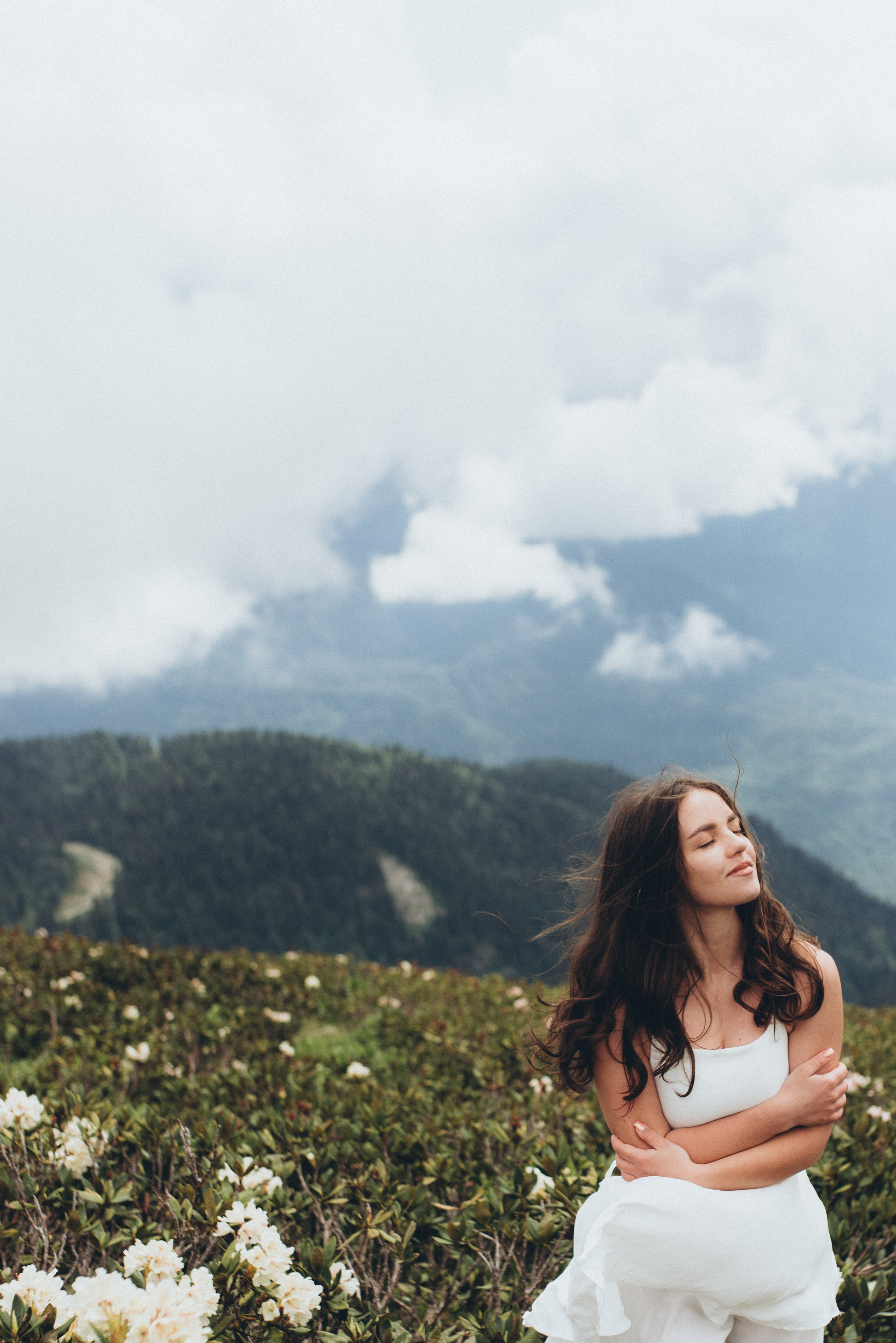 Фотосессия в горах Красной поляна Сочи цветение рододендрона. Фотограф в Сочи — Маргарита Поганова
