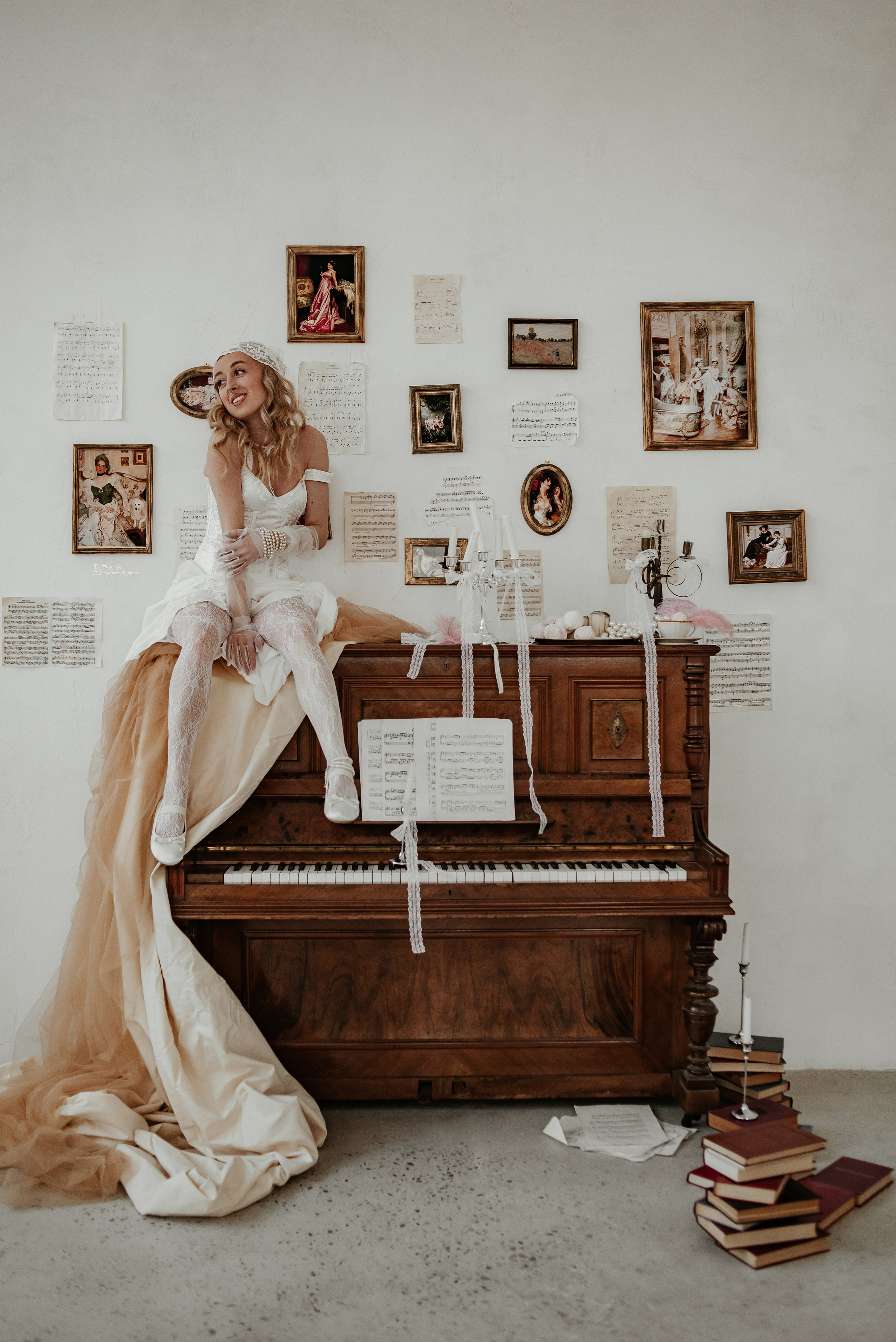 Фотограф: [https://vk.com/capella.photo|Надежда Нуждова]Модель и одежда: [https://vk.com/id14914449|Jannet Just]Макияж и причёска: [https://vk.com/mua_barbiee|Визажист-стилист mua_barbiee]Организатор: [https://vk.com/creative_photoday|creative photoday]Место: [https://vk.com/zapadstudiospb|Фотостудия Zapad]