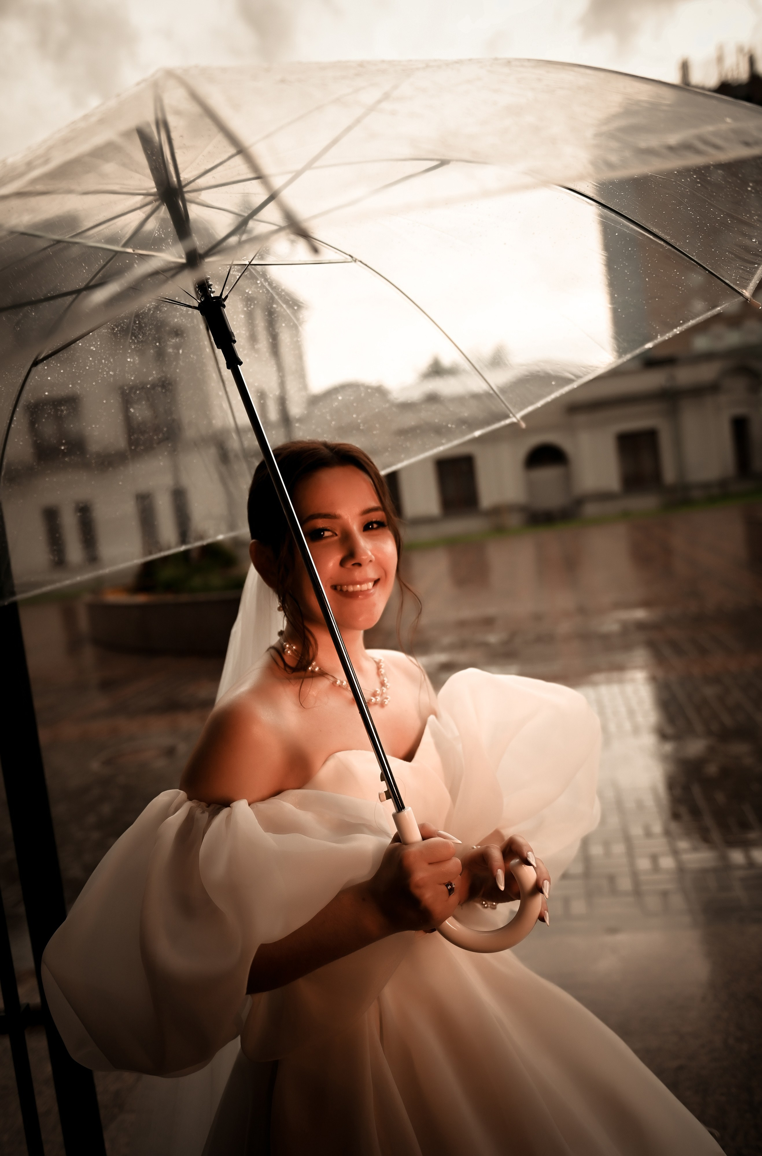 Небольшая свадебная серия в музее и прогулкой под дождем Эльмиры и Ризата. Свадебный, семейный, детский, контент фотограф в Омске Максим Ильин