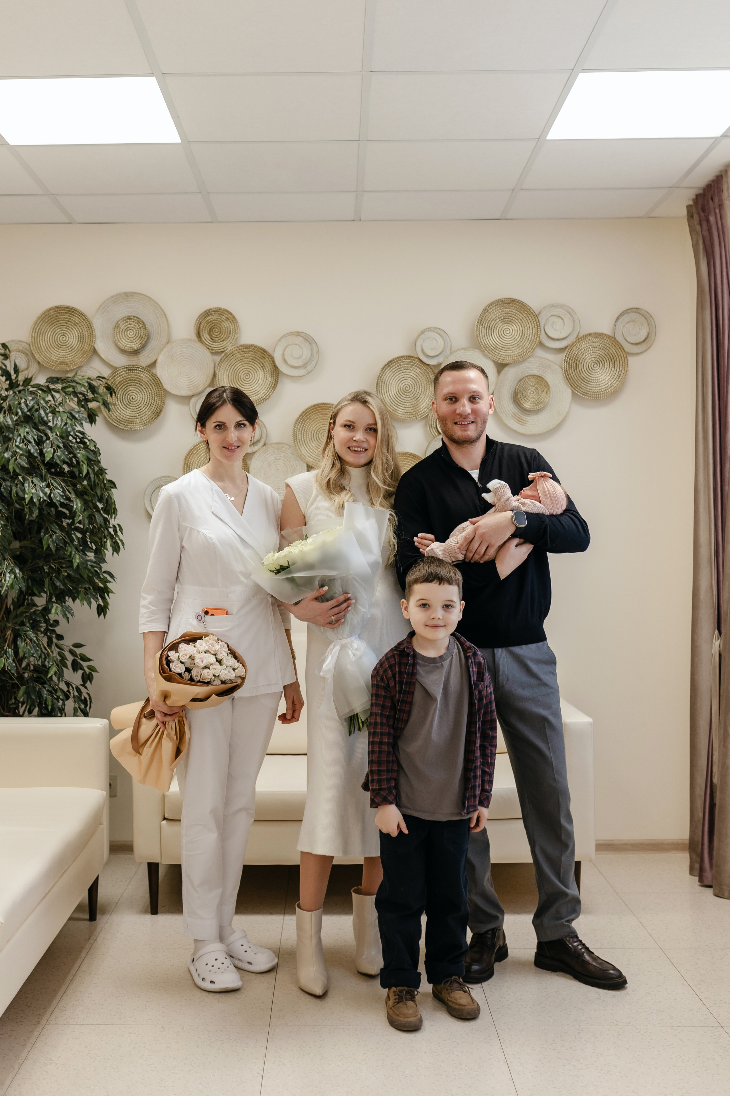 Фотограф на выписку из роддома в Краснодаре, выписка из Екатерининского роддома, фотограф Яна Морева. Семейный фотограф в Краснодаре Яна Морева