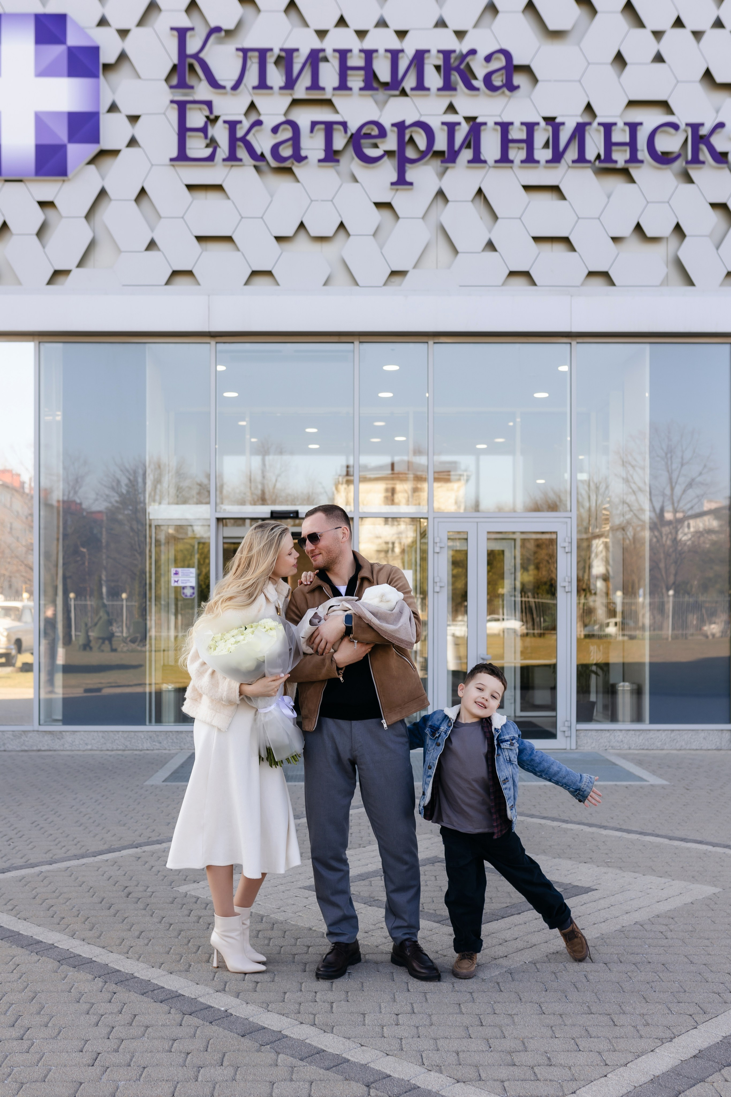 Фотограф на выписку из роддома в Краснодаре, выписка из Екатерининского роддома, фотограф Яна Морева. Семейный фотограф в Краснодаре Яна Морева
