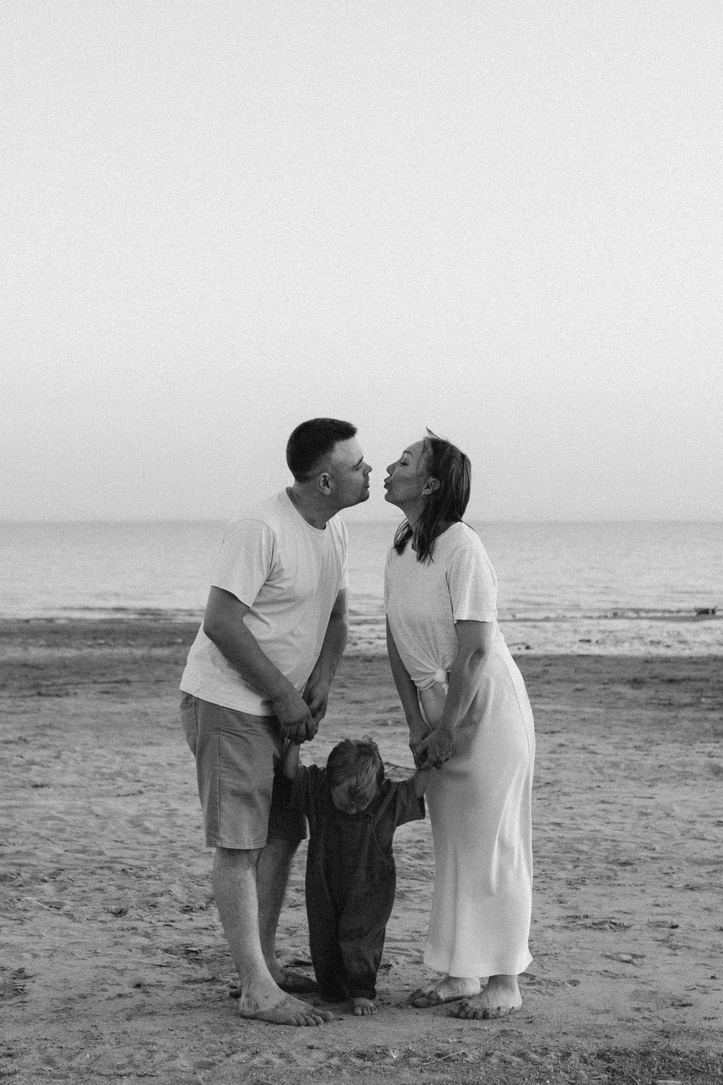 Трое у реки, не считая фотографа. Семейный фотограф в Краснодаре Яна Морева