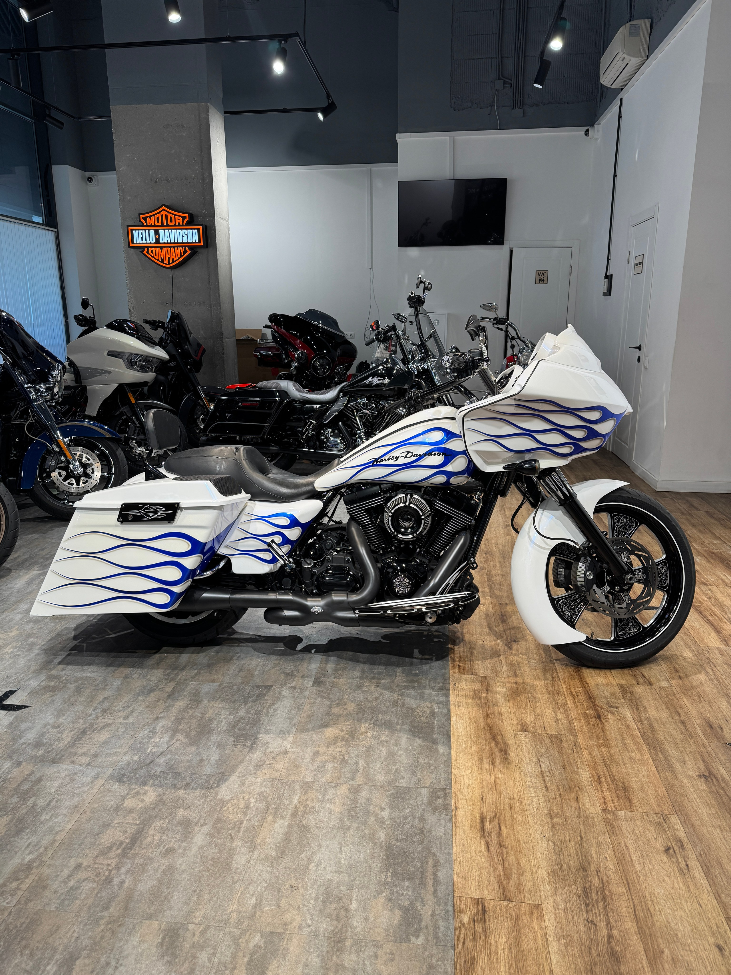 Мотоциклы Harley-Davidson Road Glide 103 White Power (Touring)  — купить мотоцикл. Hello Davidson, Москва. Только хорошие мотоциклы…