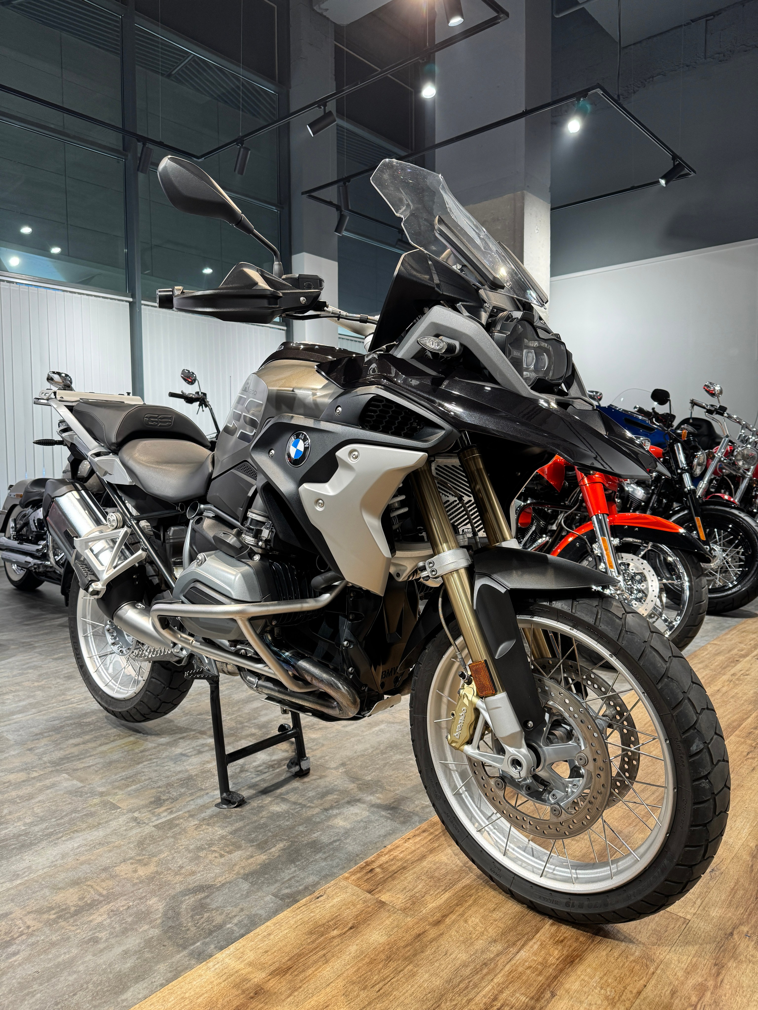 2015 BMW R1200GS Black/Agate Grey — подробнее на сайте. Hello Davidson, Москва. Только хорошие мотоциклы…