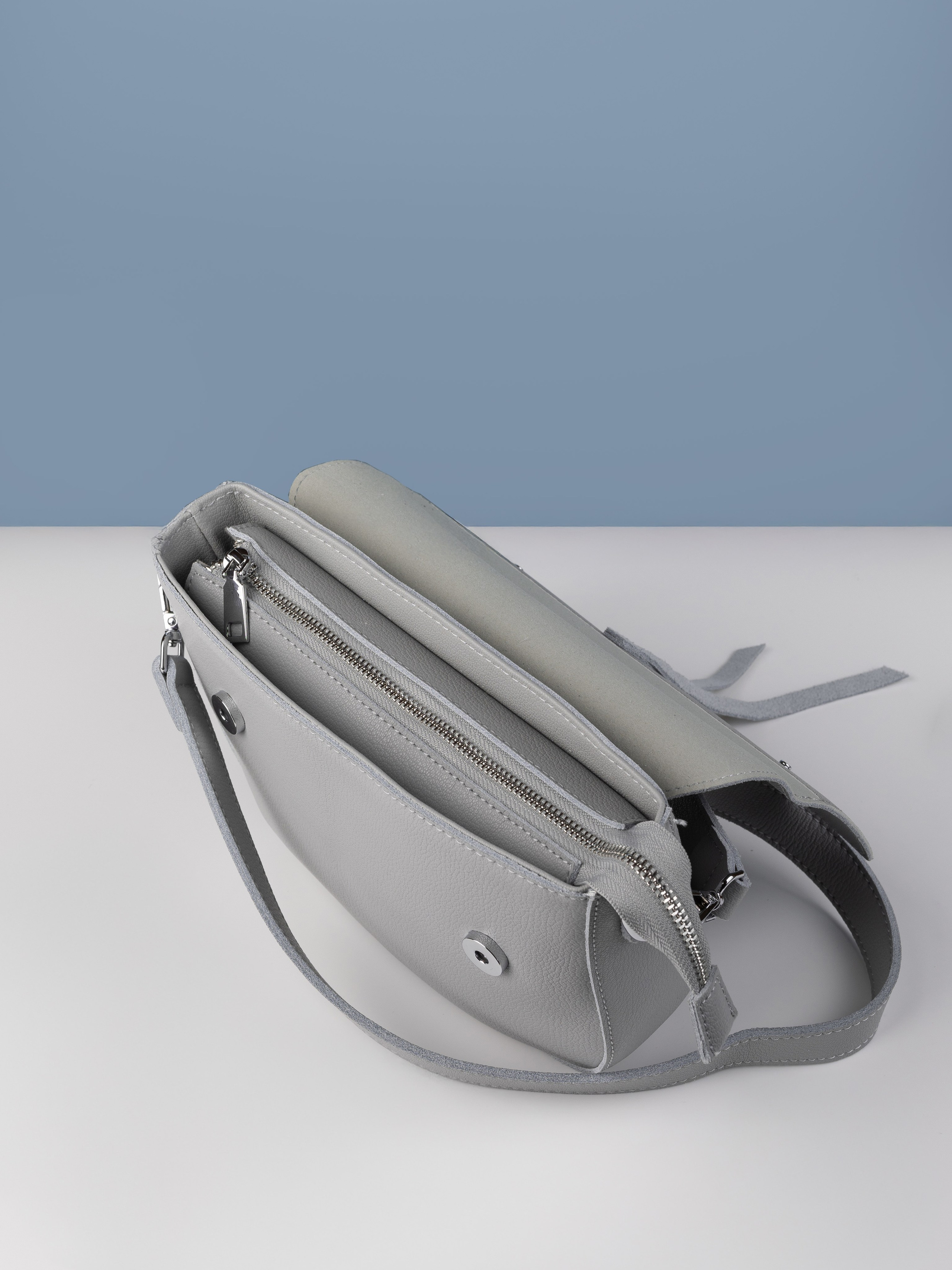 серая женская сумка вид сверху