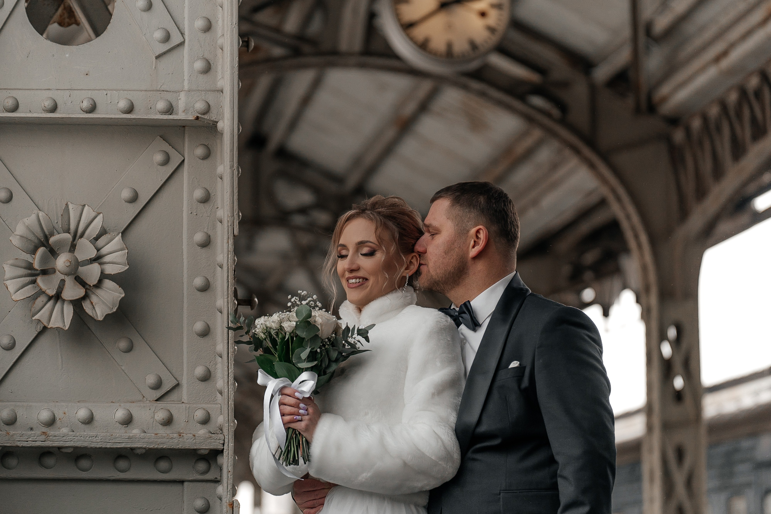 Свадебная фотосессия невесты и жениха на Витебском вокзале на перроне 